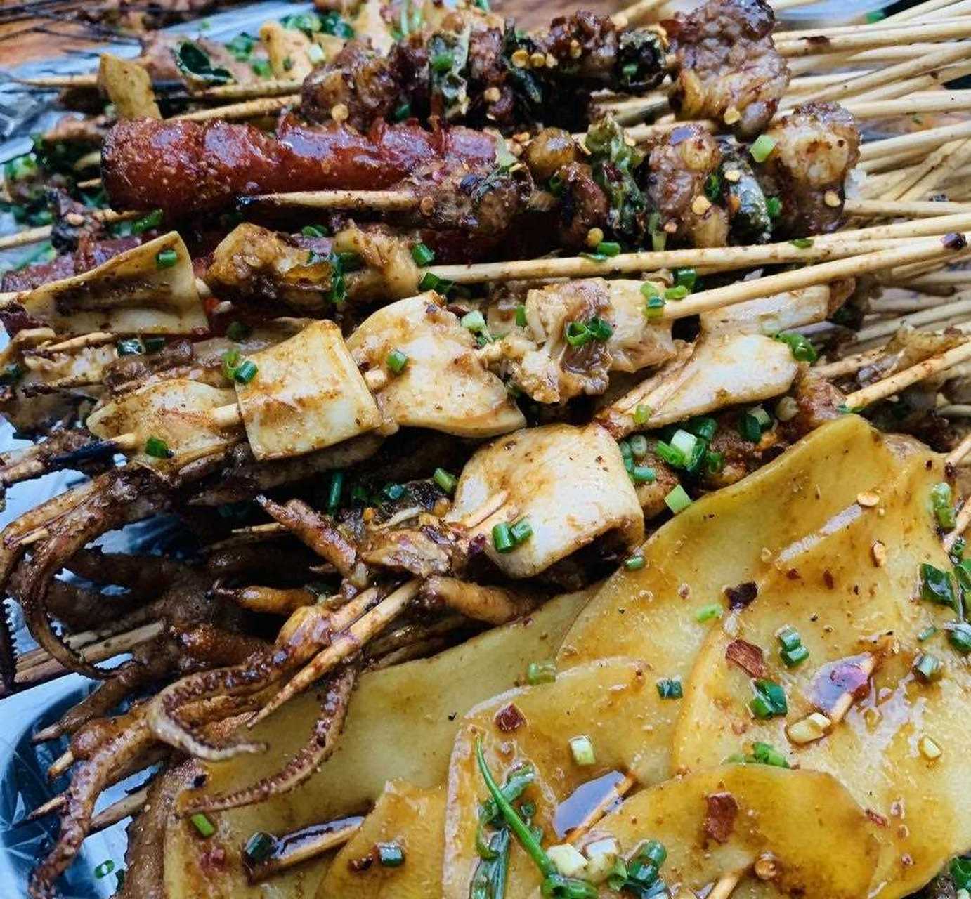 小胖烤肉在这里开了十多年,作为一家地道的老店,这里承载了很多食客