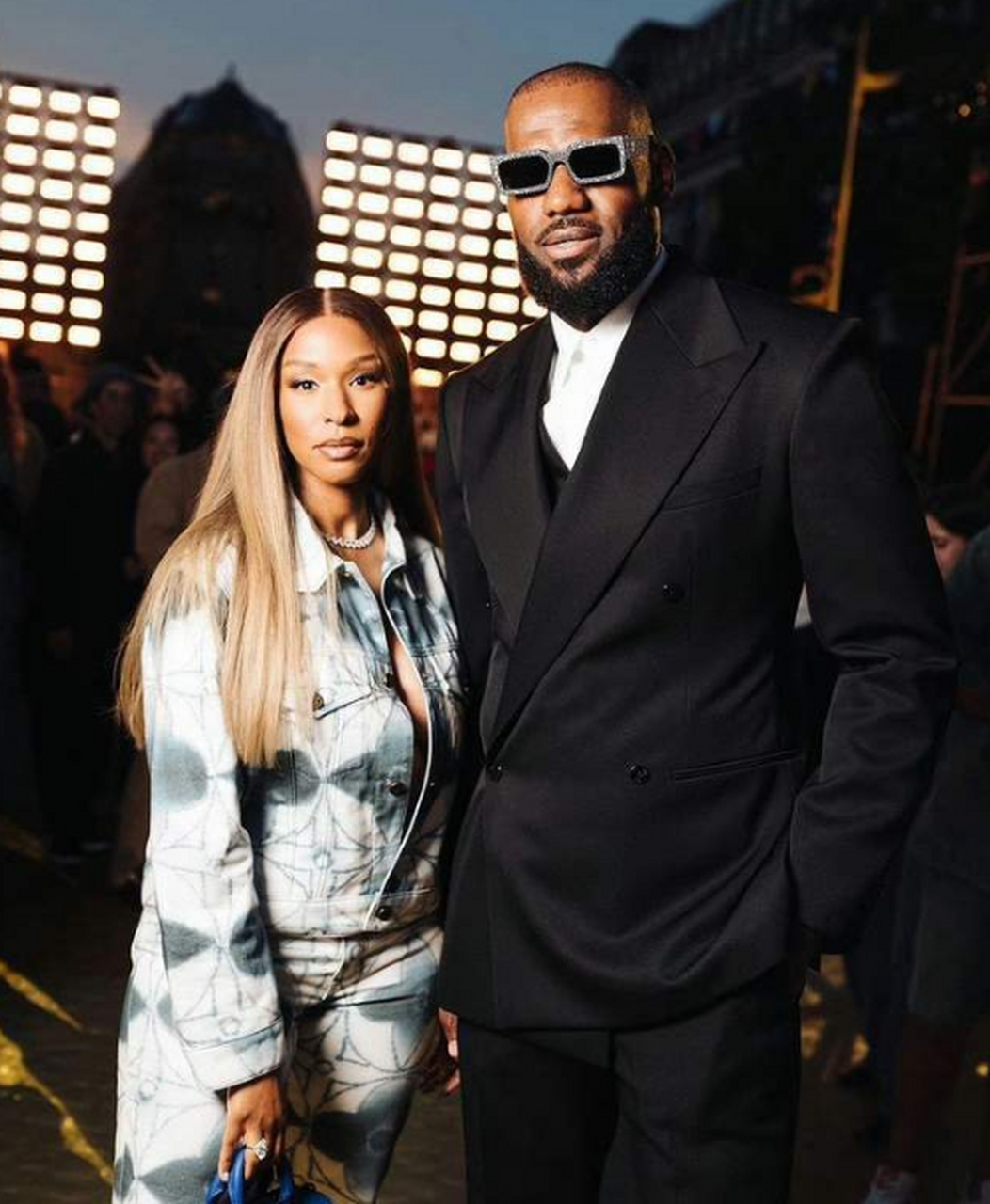 日前,湖人当家球星勒布朗-詹姆斯和妻子萨瓦娜正在法国度假,今天