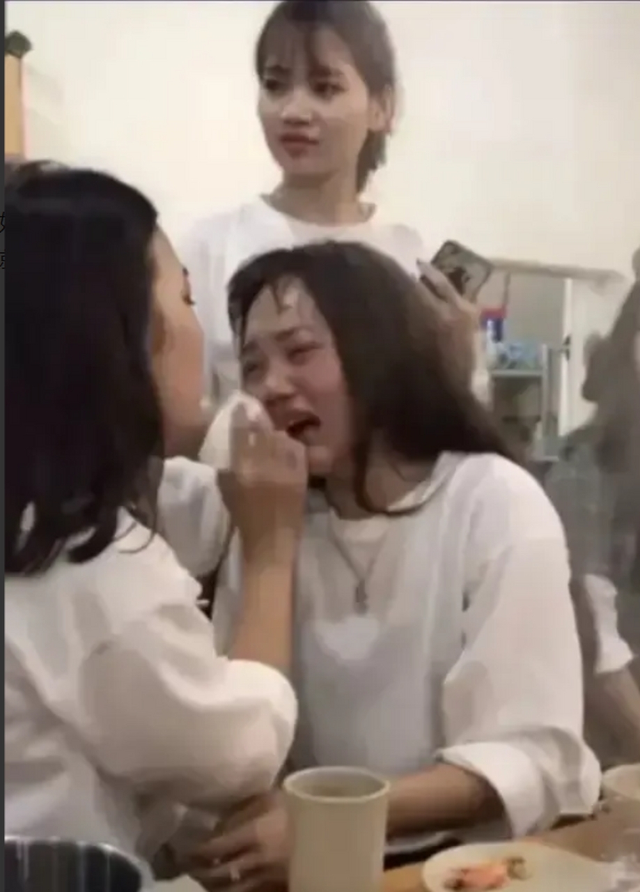 女孩失恋了,哭得很伤心.几个好闺蜜围着她,不停安慰.