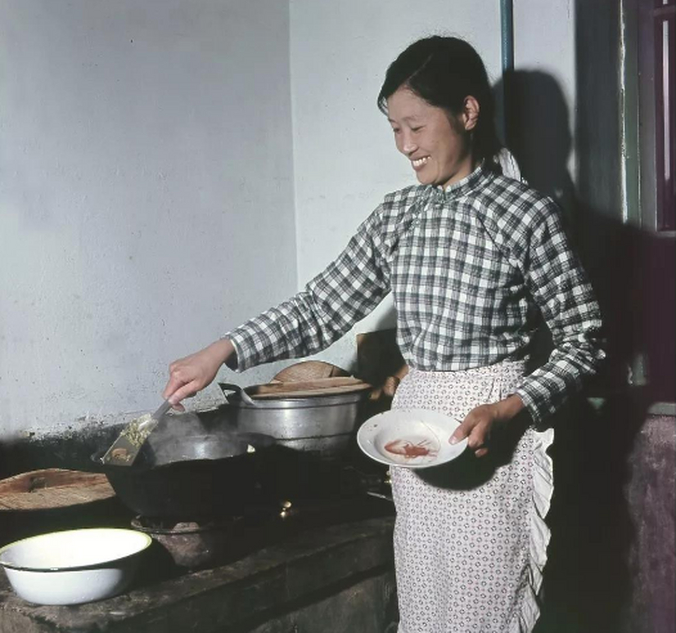 上世纪80年代,沈阳,一户居民家用煤气灶做饭.