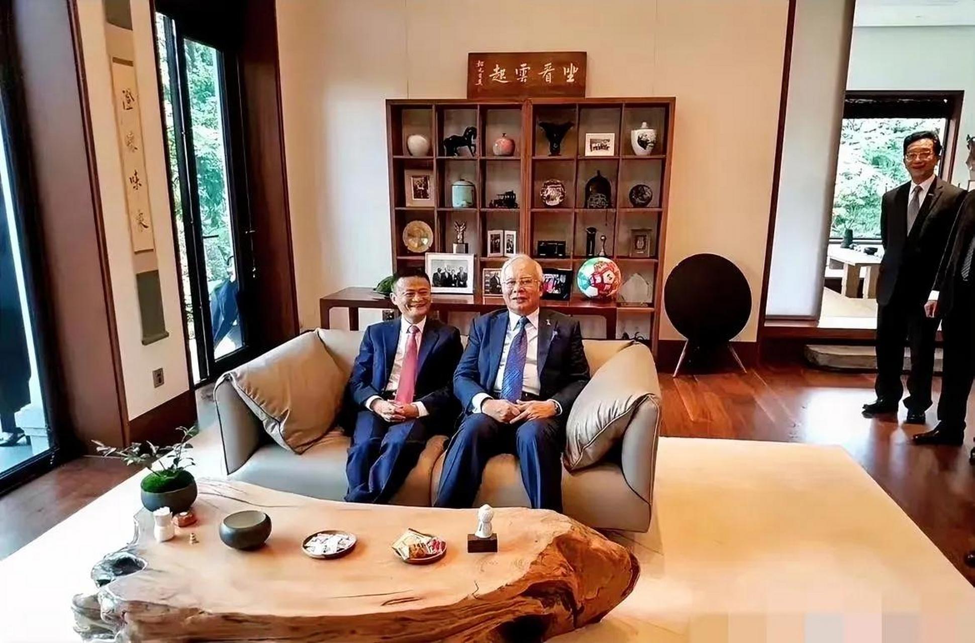 马云办公室这背后的几个字果然寓意深远!