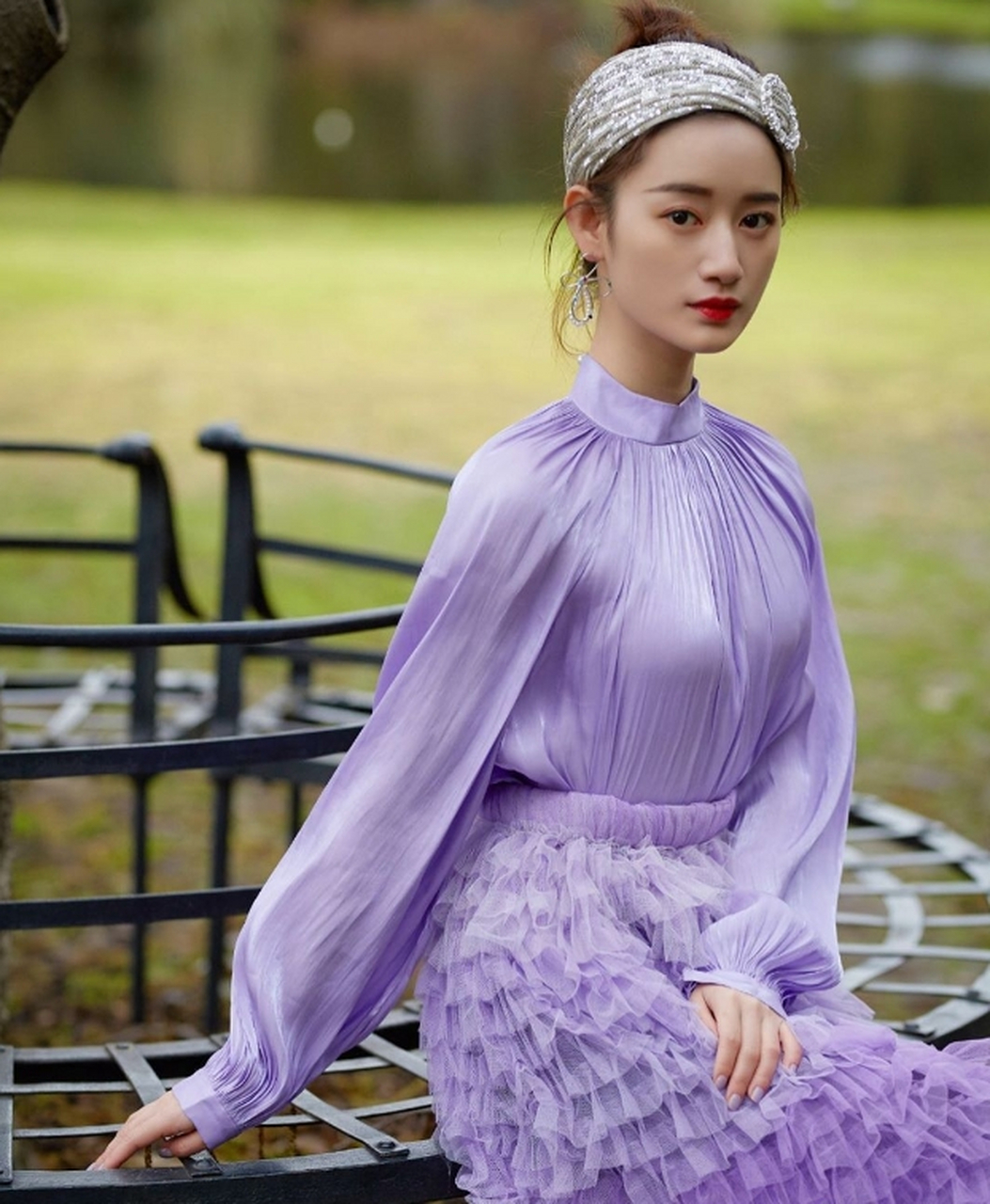 貌美如花,清新单纯的宝藏女孩#郭晓婷# 一袭紫色连