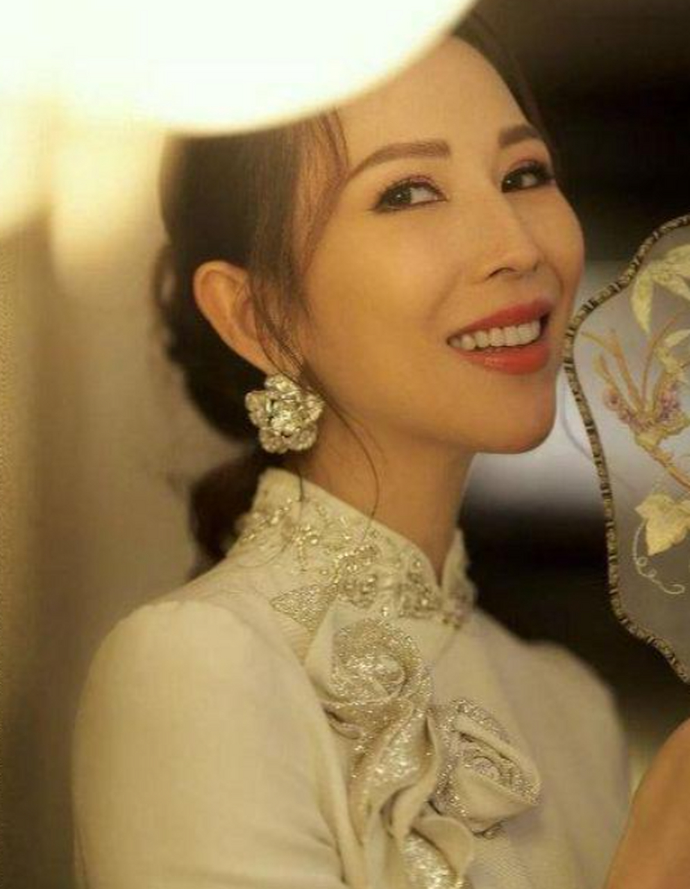 蔡少芬不愧是"港姐"出身,48岁穿旗袍优雅又曼妙,娘娘又惊艳了