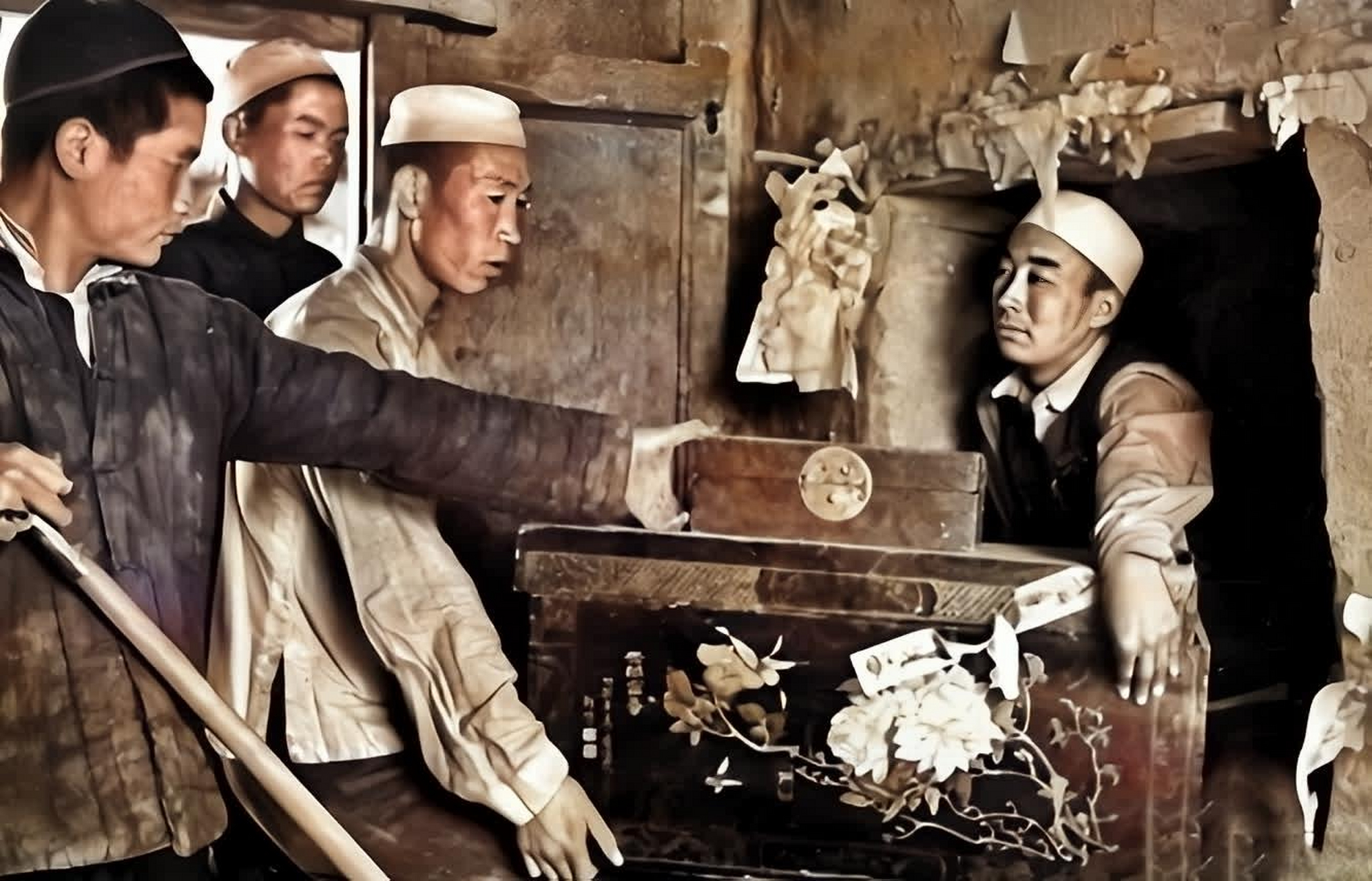 20世纪50年代,青海农村土地改革人们"分浮财"的场景!