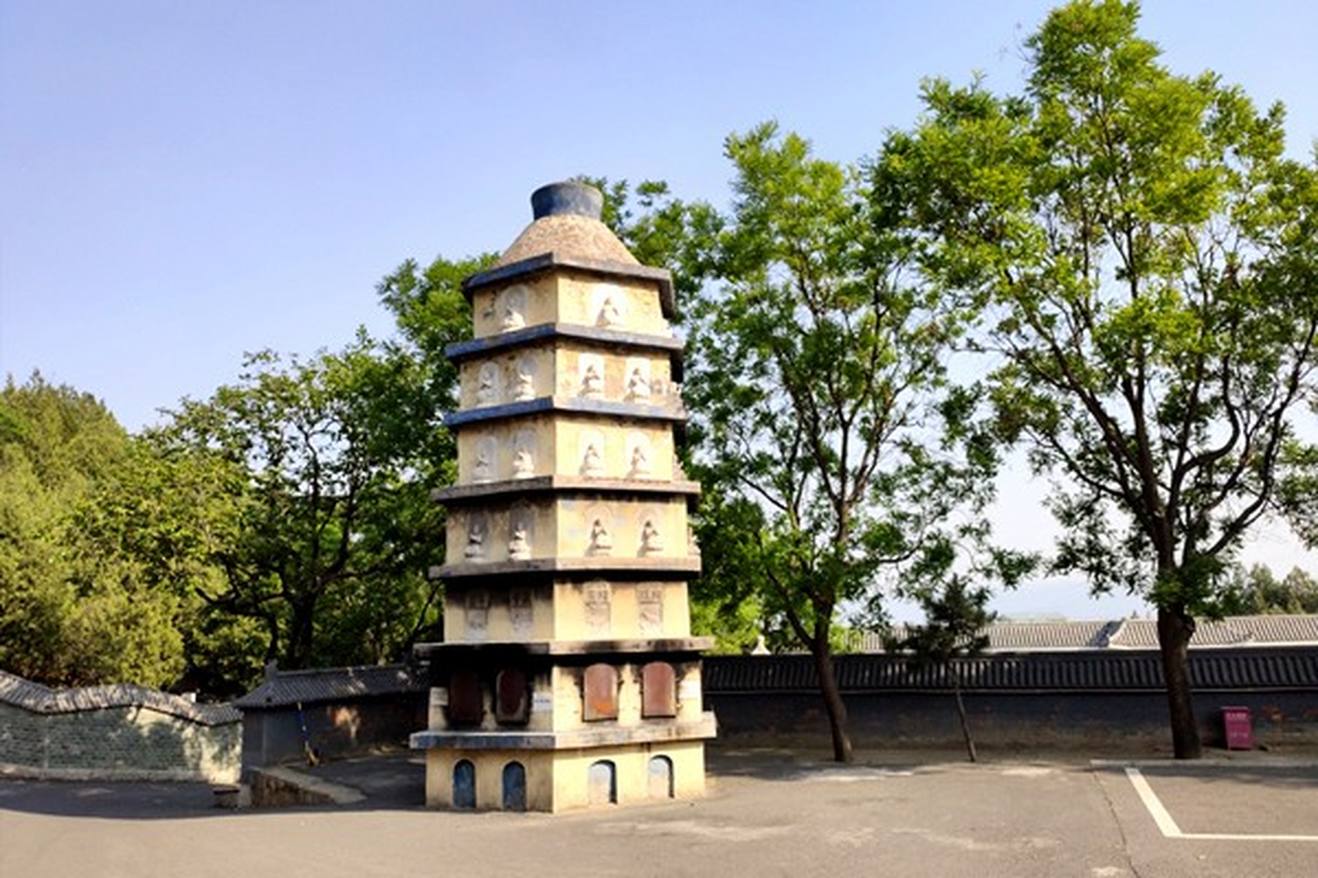 佛山陵园始建于1988年,地处北京市昌平区阳坊镇,周边遍布白虎涧,凤凰