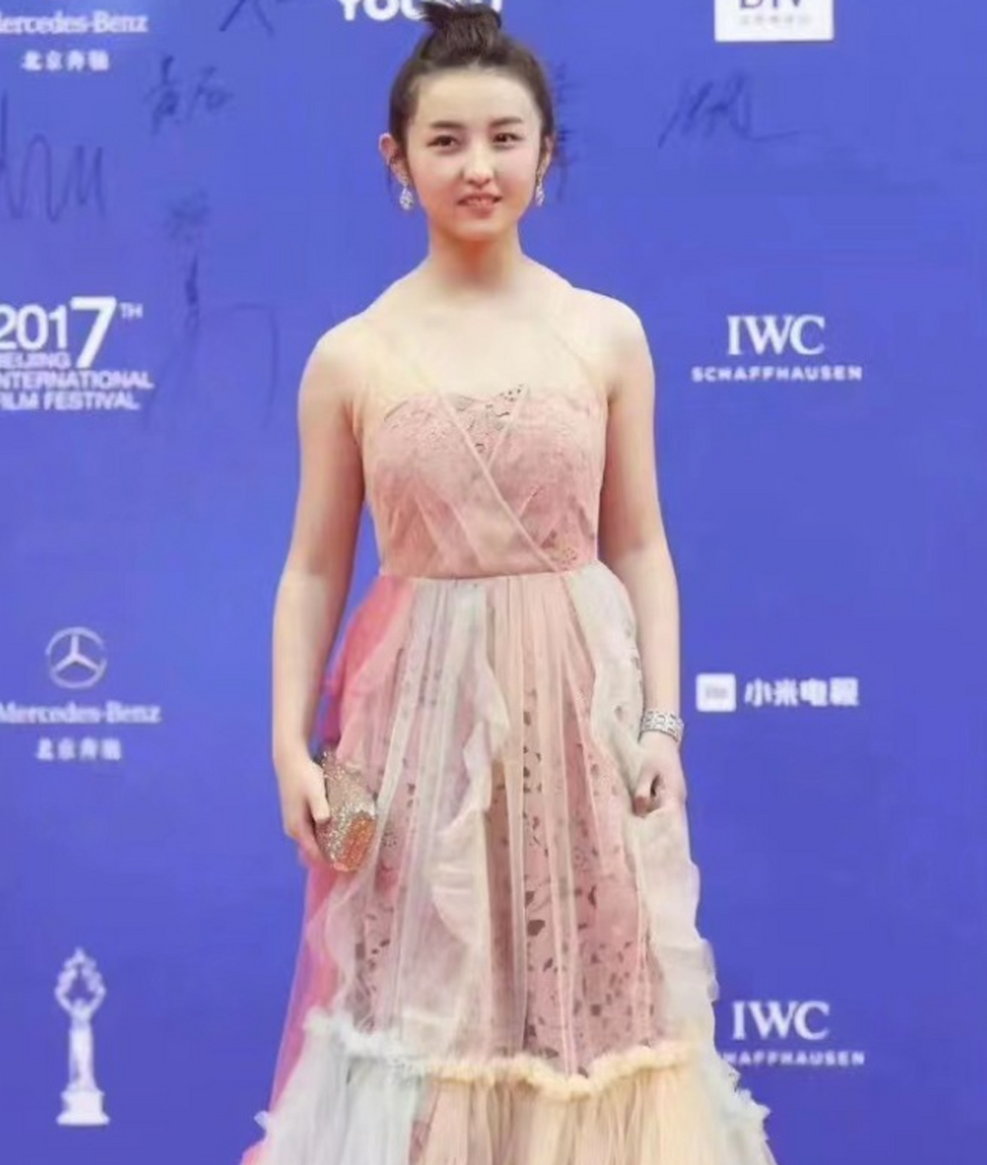 张子枫是怎么从溜肩变直角肩的?