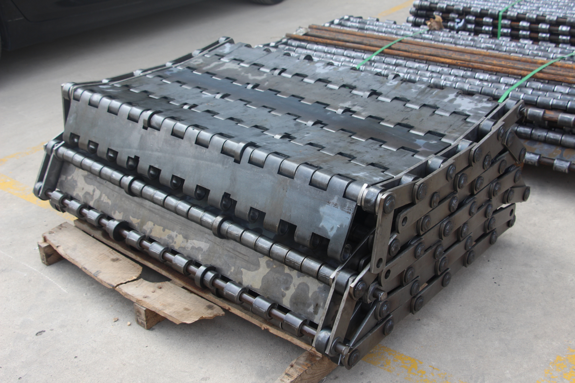 重型链板板给料机是一种散状物料的输送设备,这种设备既能输送颗粒