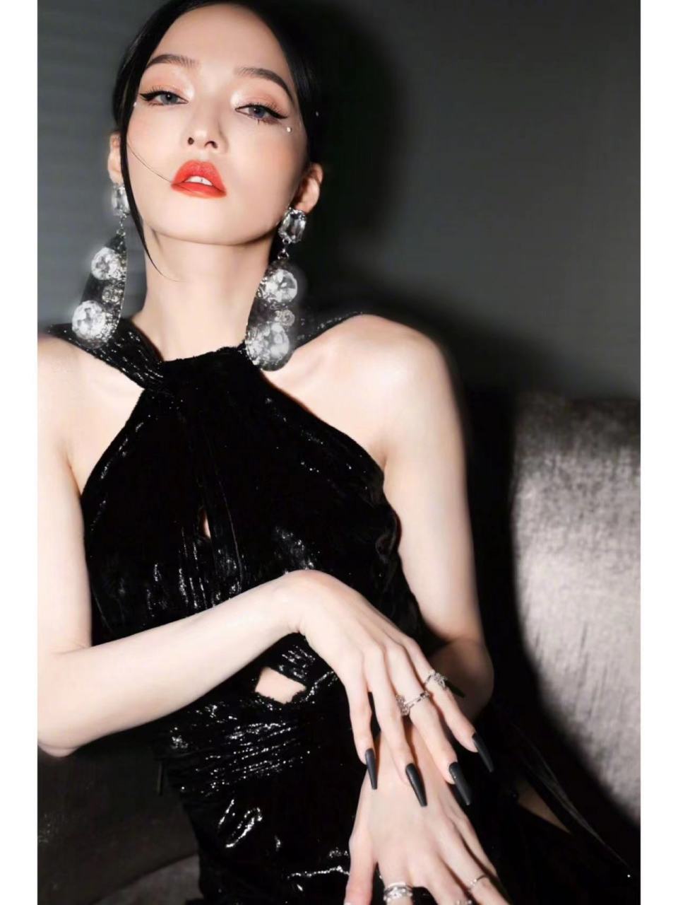 张韶涵少见的穿黑色丝袜,太魅惑了 作为神仙打架的21世纪 第一个十年