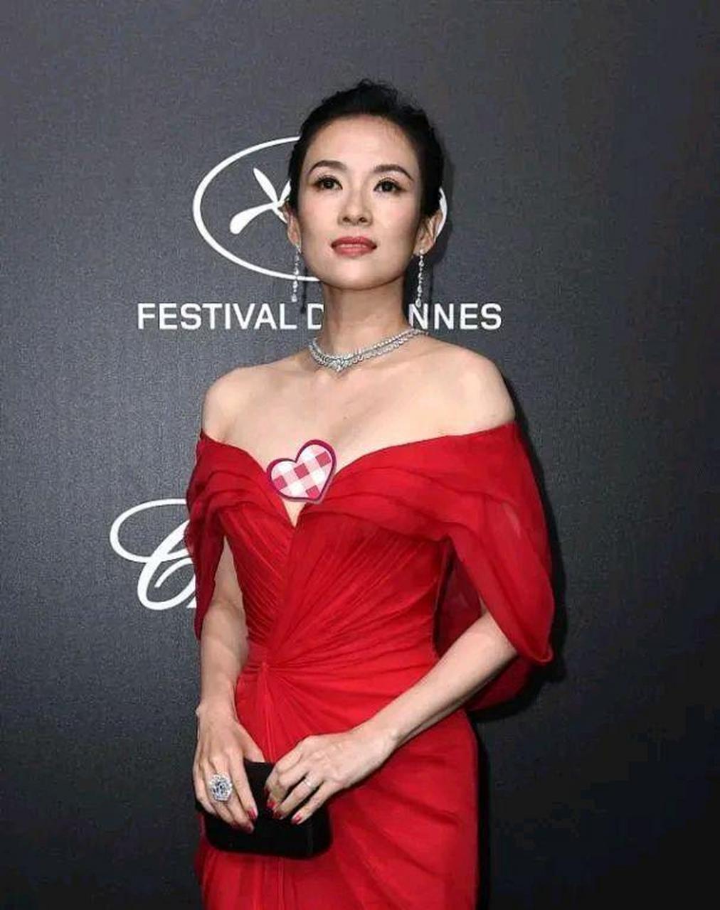 章子怡"国际章风华绝代,参加戛纳红毯节,身穿红色深v礼服