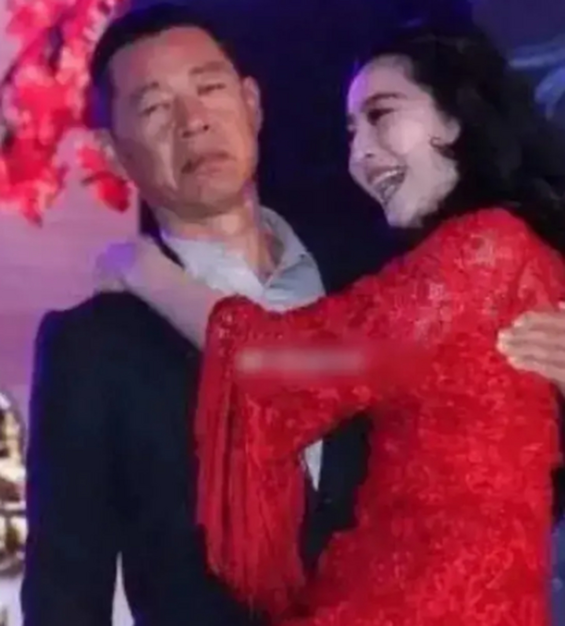 范冰冰撒娇要公主抱,张丰毅一脸嫌弃,笑都笑不出来了.