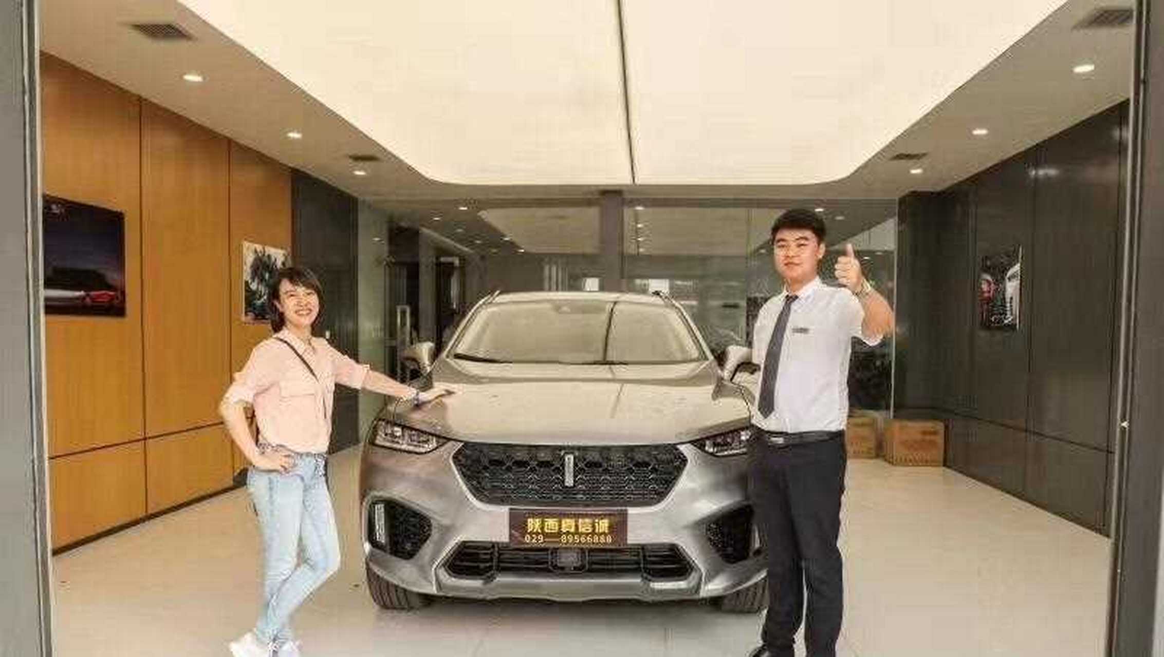 还记得西安那位坐在奔驰引擎盖上哭的女司机吗?