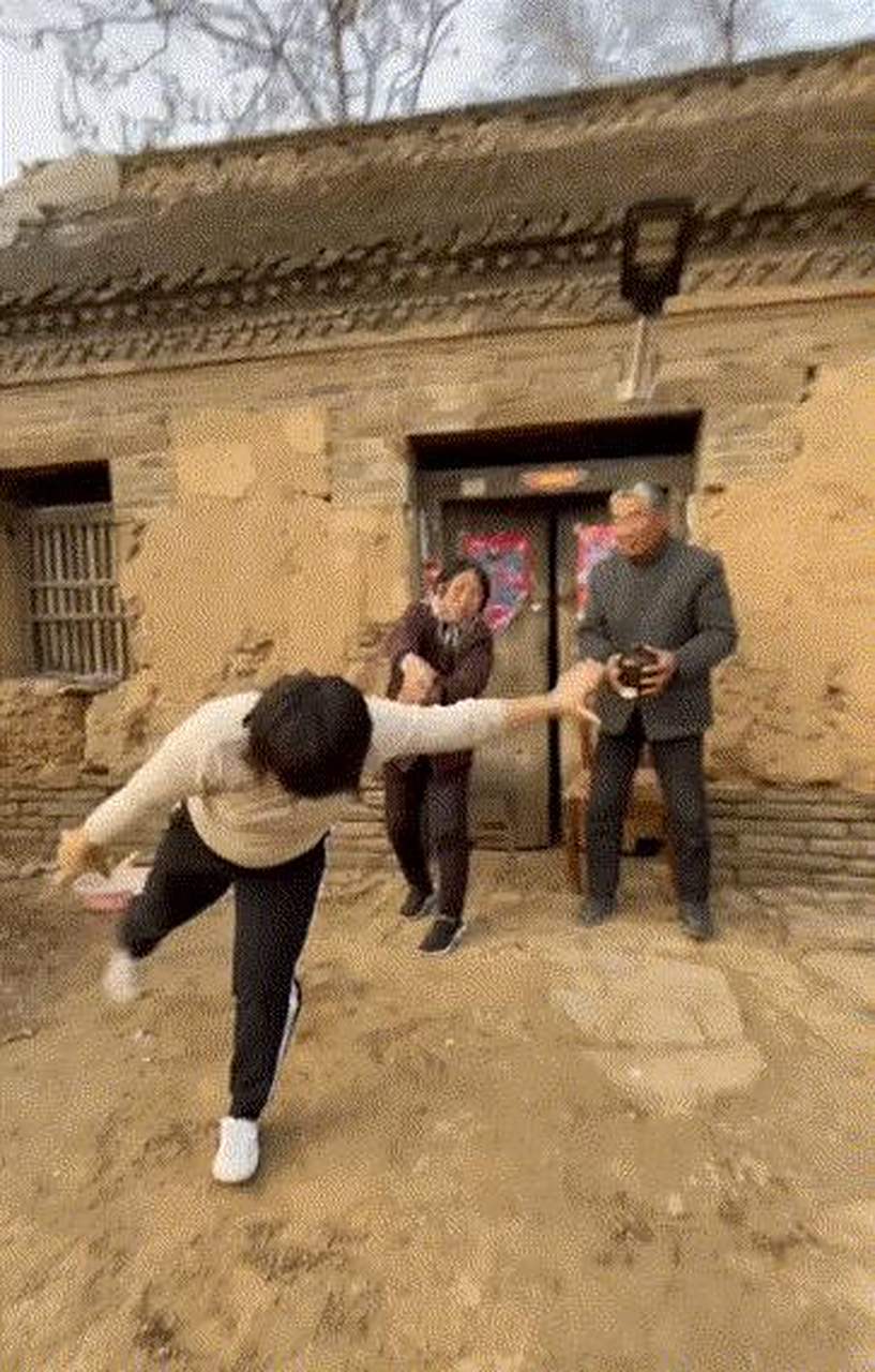 gif创作人# 河南商丘李瑞雪,人称为"女版洪金宝", 酷爱武术精兵器