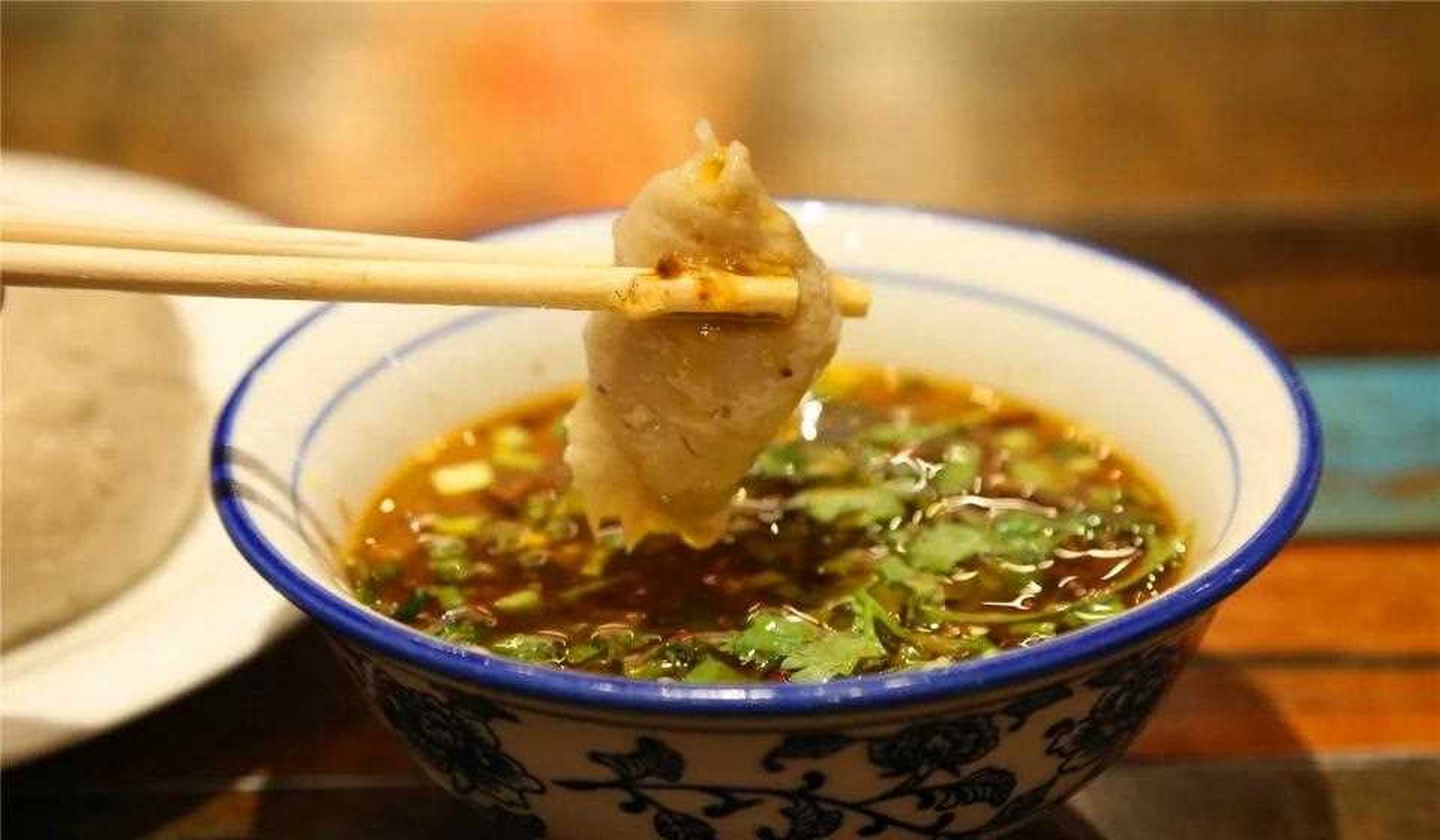 内蒙古地区用荞面做拿糕比较多,一般用来蘸汤食用,我吃到的这一款还有