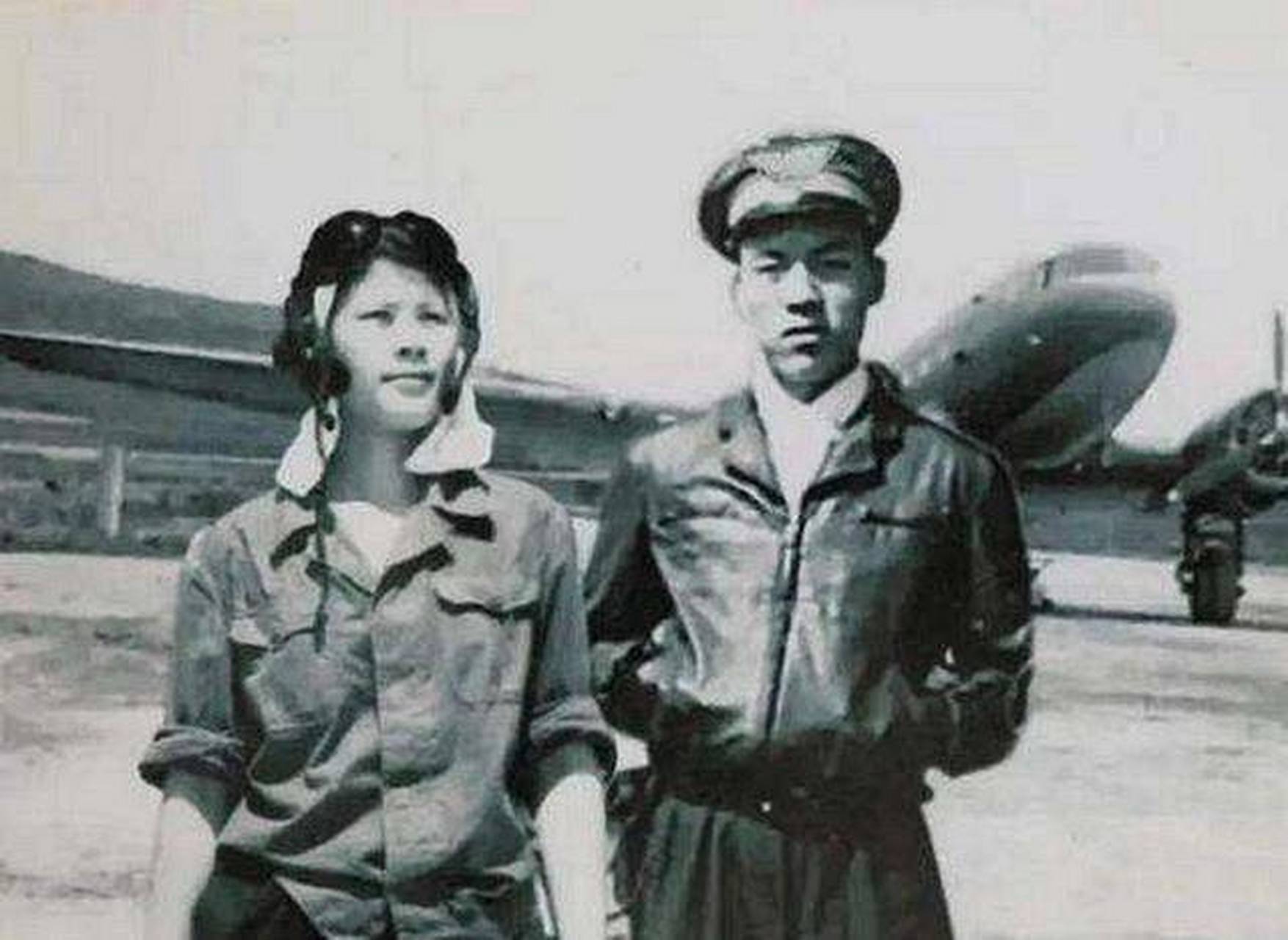 越南空军上尉乔清陆携9人驾机投诚中国.