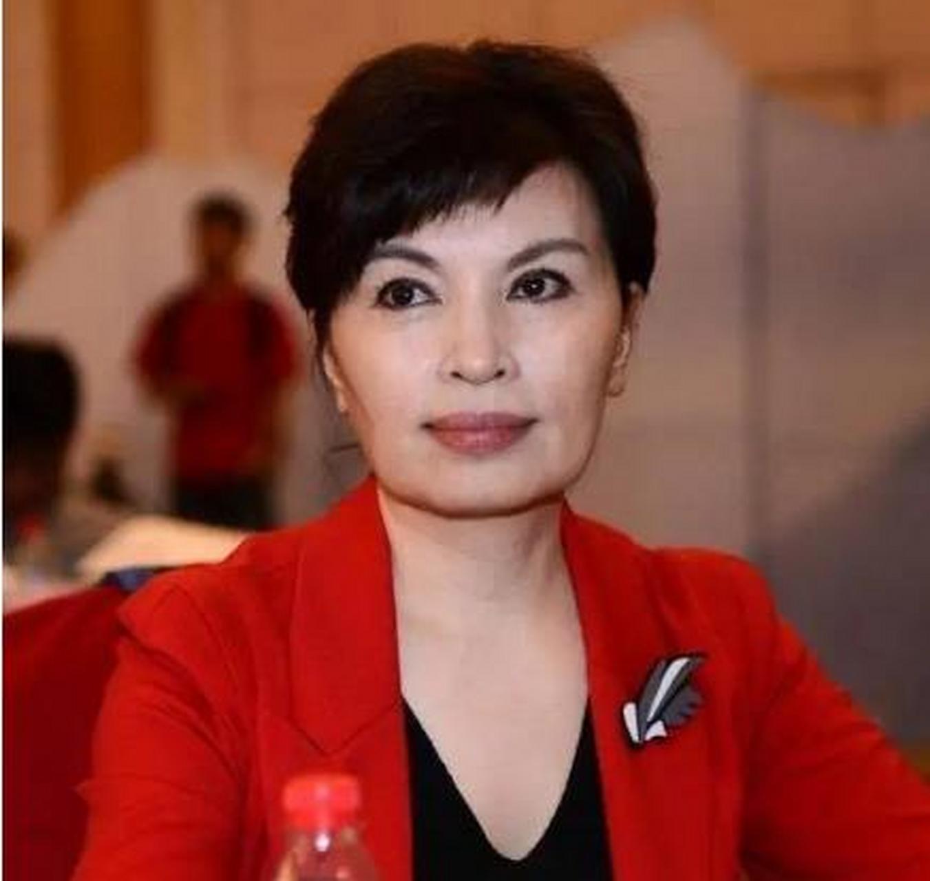 2015年,四川卫视一女主持人,聚完餐回酒店的路上,因为内急下车去路边