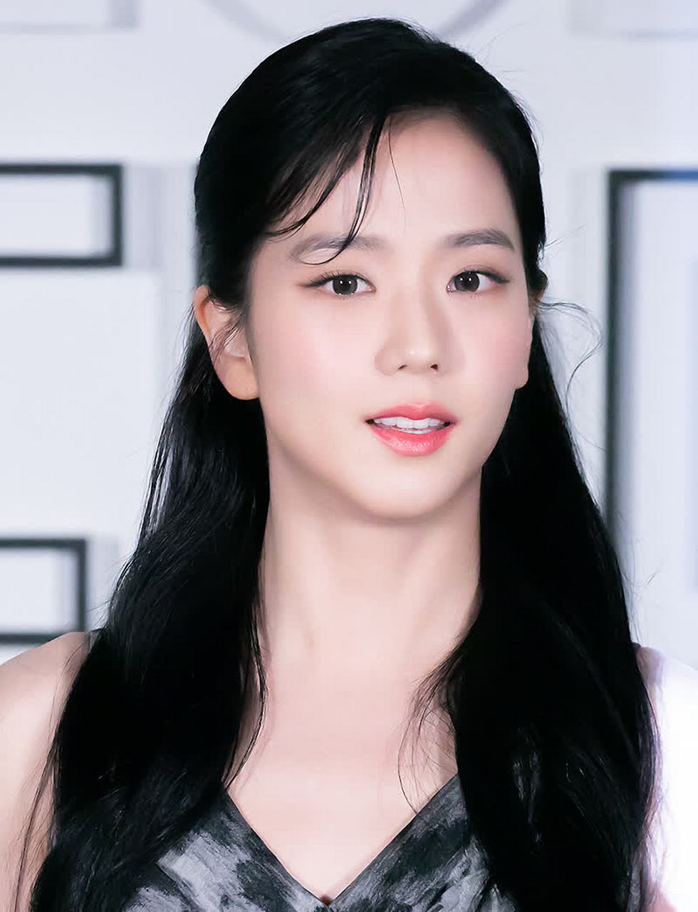 jisoo在首尔参加dior的展览,感觉她的笑容有点勉强.