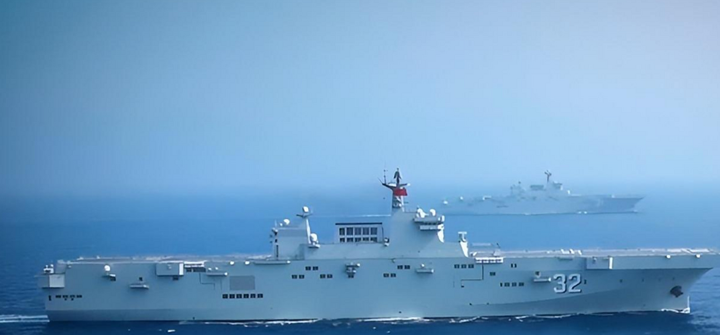 可投放40辆两栖突击车,排水量4万吨,075两栖攻击舰有多强?