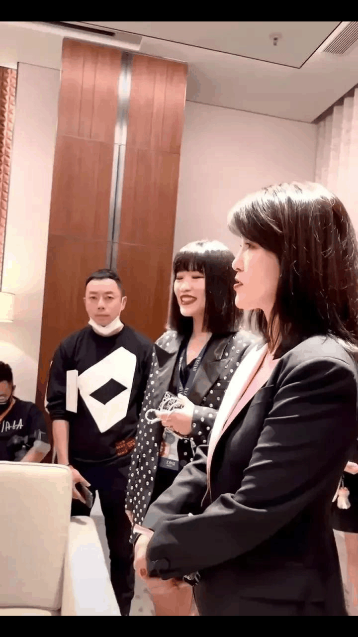 gif创作人# "时尚芭莎"新主编长这样!