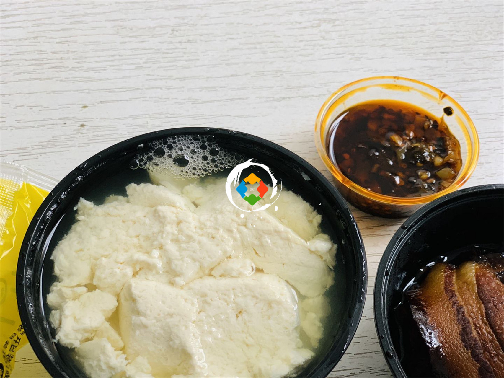 今天中午点了份外卖,重庆人最爱吃的豆花饭配烧白,加上优惠只用了13元