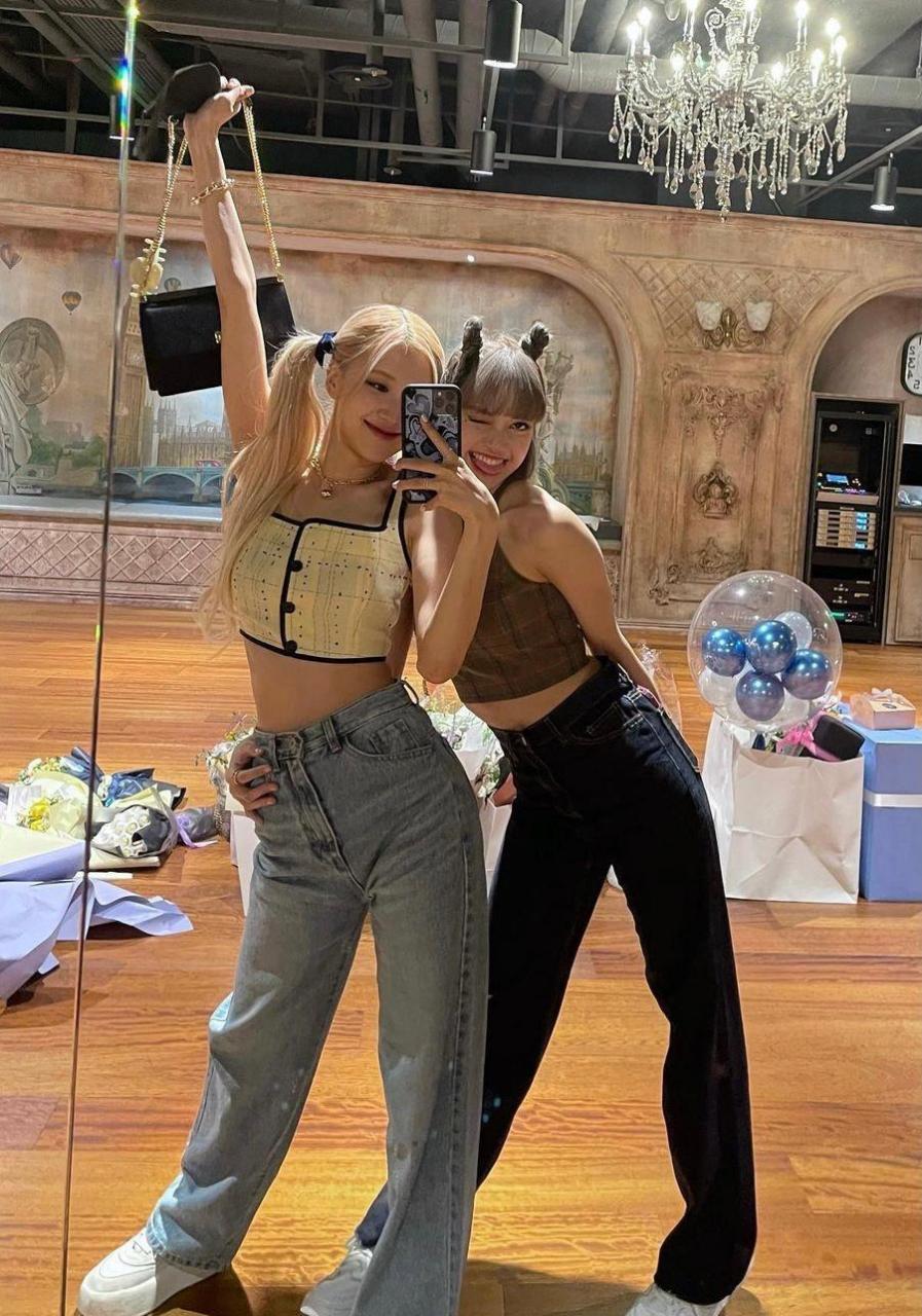 rosé朴彩英和lisa丽莎合照 今天都是小公主吧[比心]