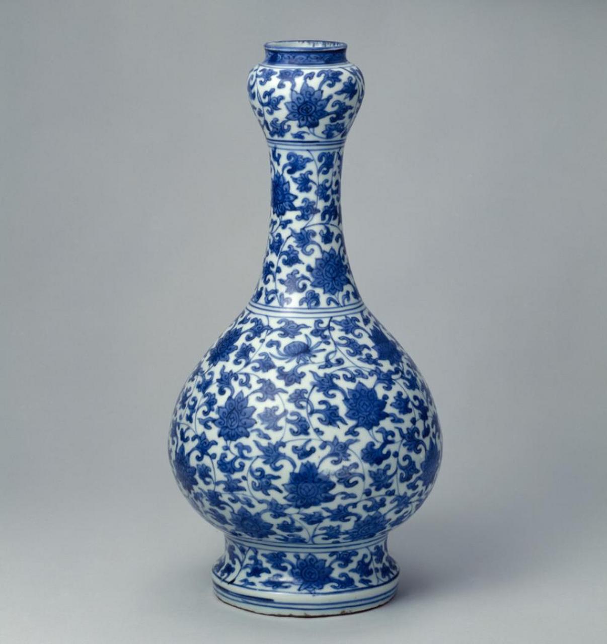 青花瓷经典纹饰介绍:缠枝纹  缠枝纹,又叫"长寿藤",是青花瓷器最常见