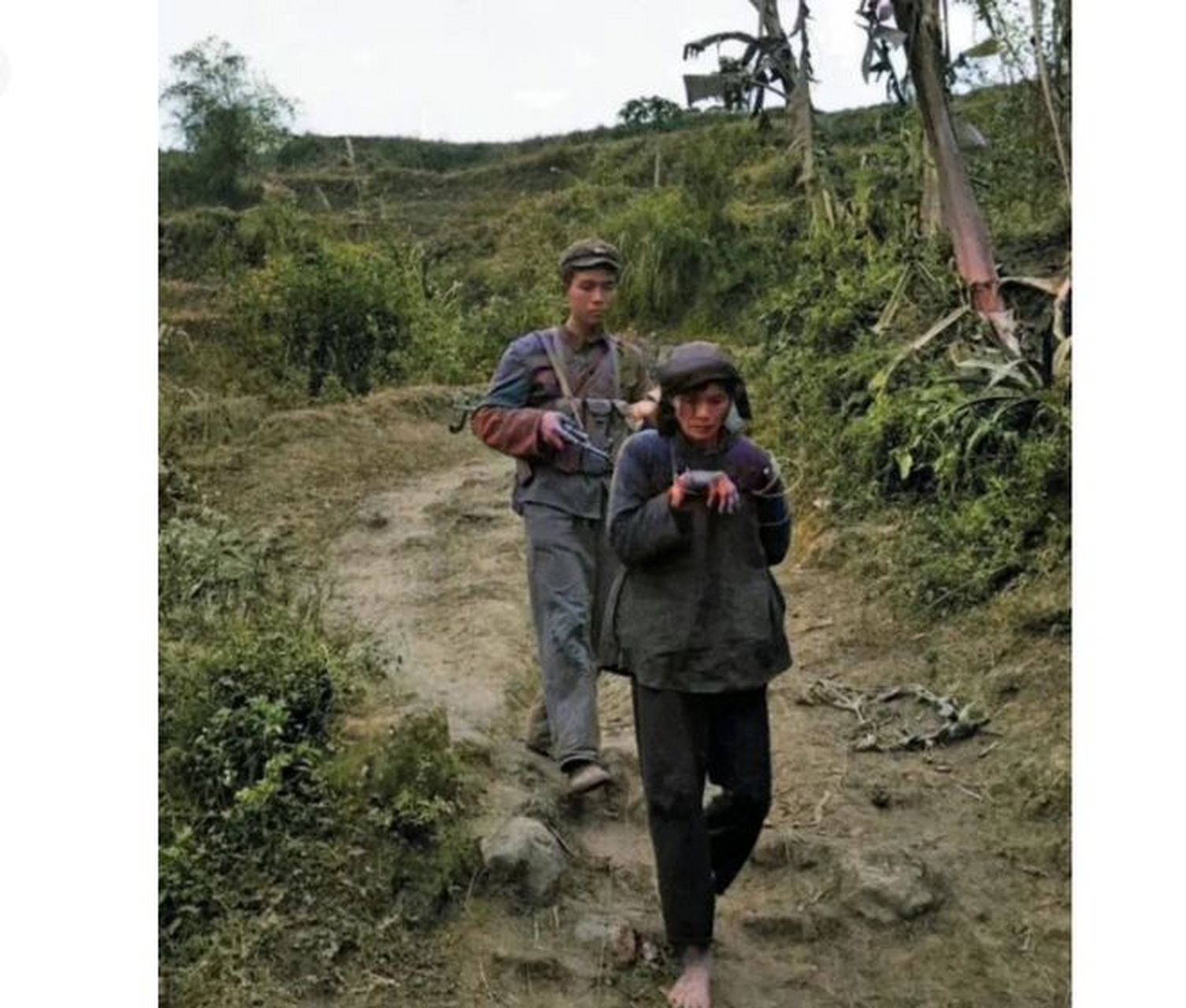 这张照片展现了对越自卫反击战中解放军押送越南俘虏的场景.