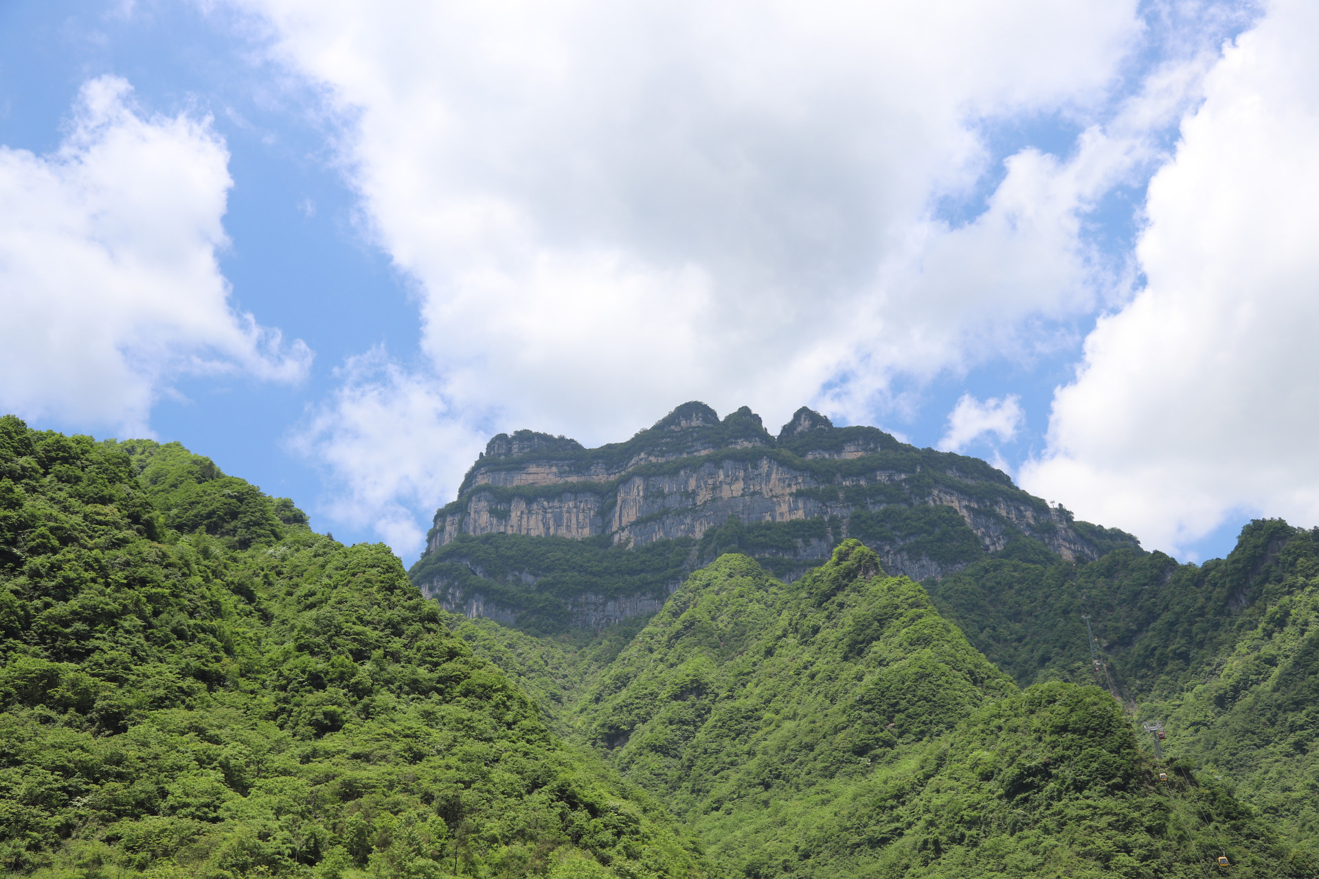 位于汉中市南郑区小南海镇国有碑坝林场营林区的汉中龙头山,如一条