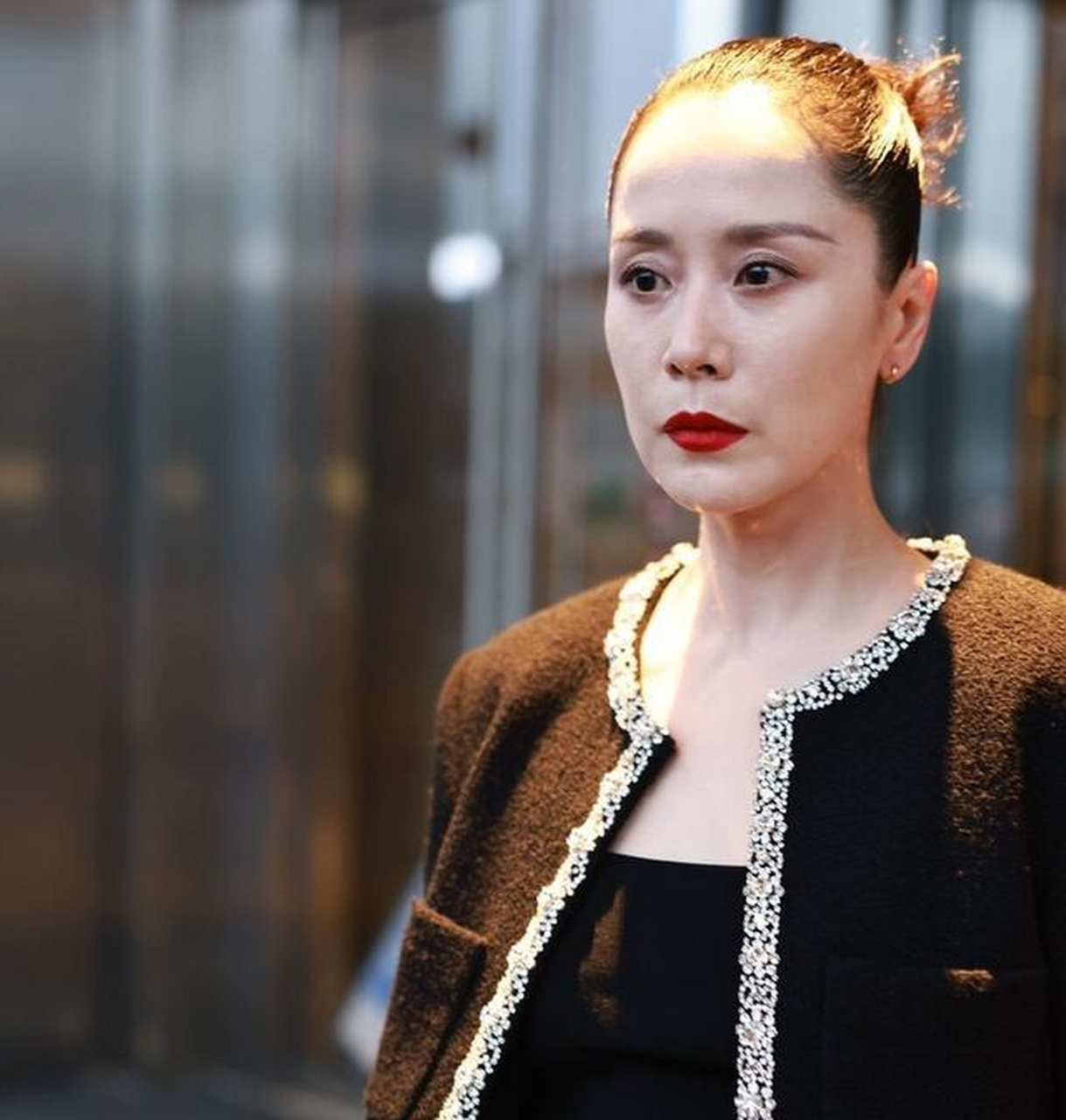 海清出席活动,黑色外套和短裙套装,优雅知性