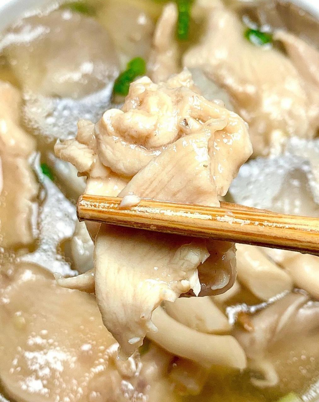 今天给大家分享一道 "平菇肉片汤" 汤鲜味美,鸡胸肉又滑又嫩,一点不柴