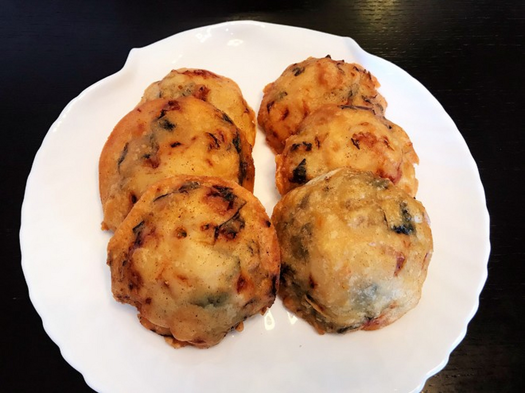 海蛎饼(福州话:diê-biāng),为发源于福州的传统风味小吃,盛行于福州