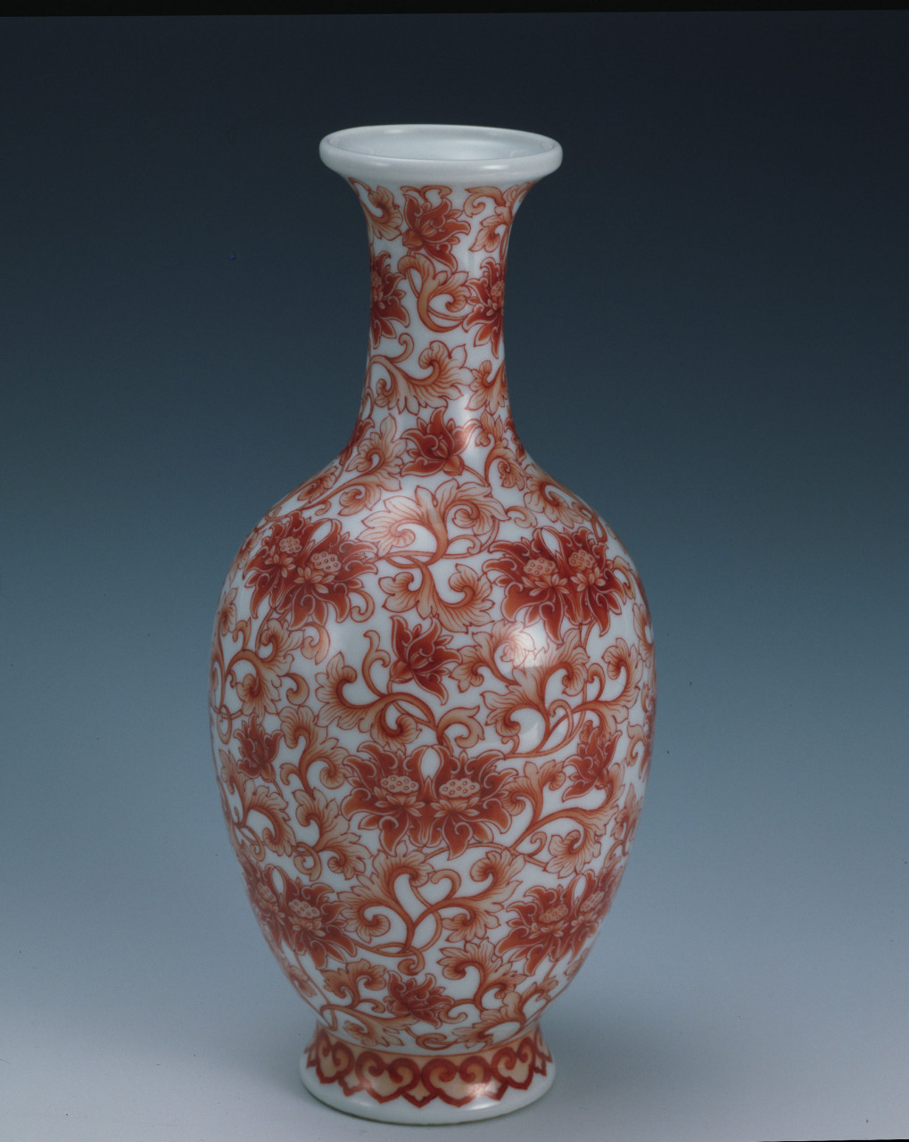 图一:清雍正景德镇窑粉彩团蝶碗 图二:清雍正景德镇窑青花釉里红三