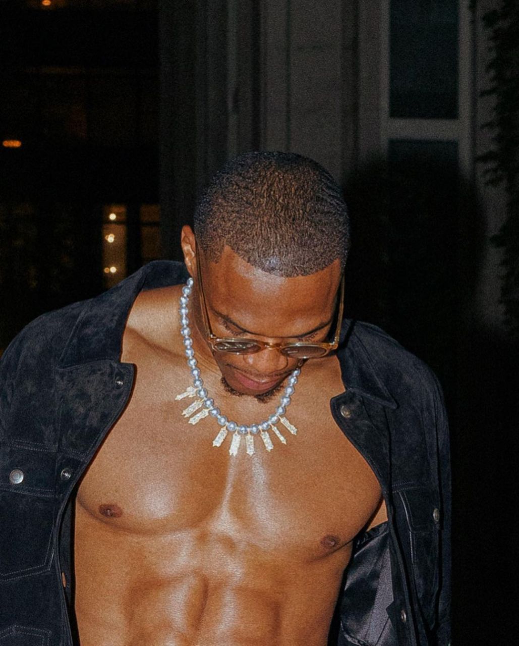 顶级型男!威少晒个人帅照,完美腹肌太惊艳了.