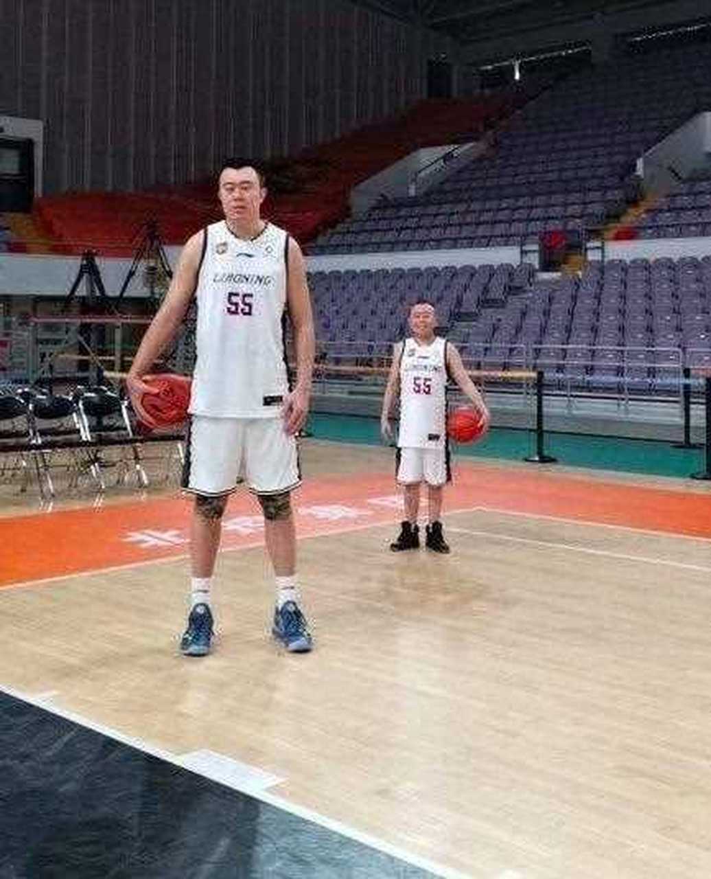 而韩德君还把潘长江送上