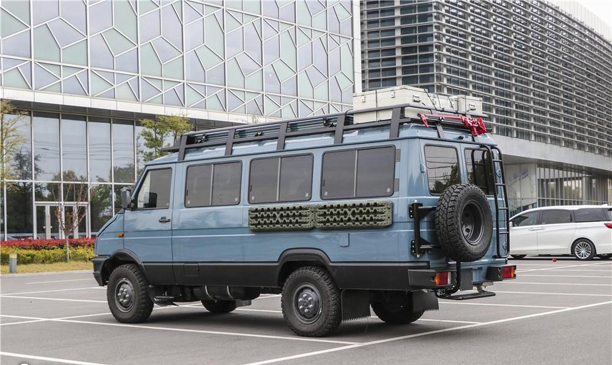 这款新车是由新星房车基于依维柯2045打造的一款越野商务车,c本蓝牌