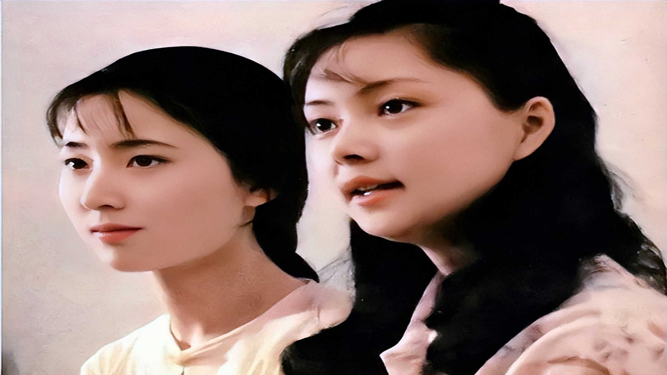 这是林黛玉的扮演者陈晓旭与薛宝钗的扮演者张莉的合影.