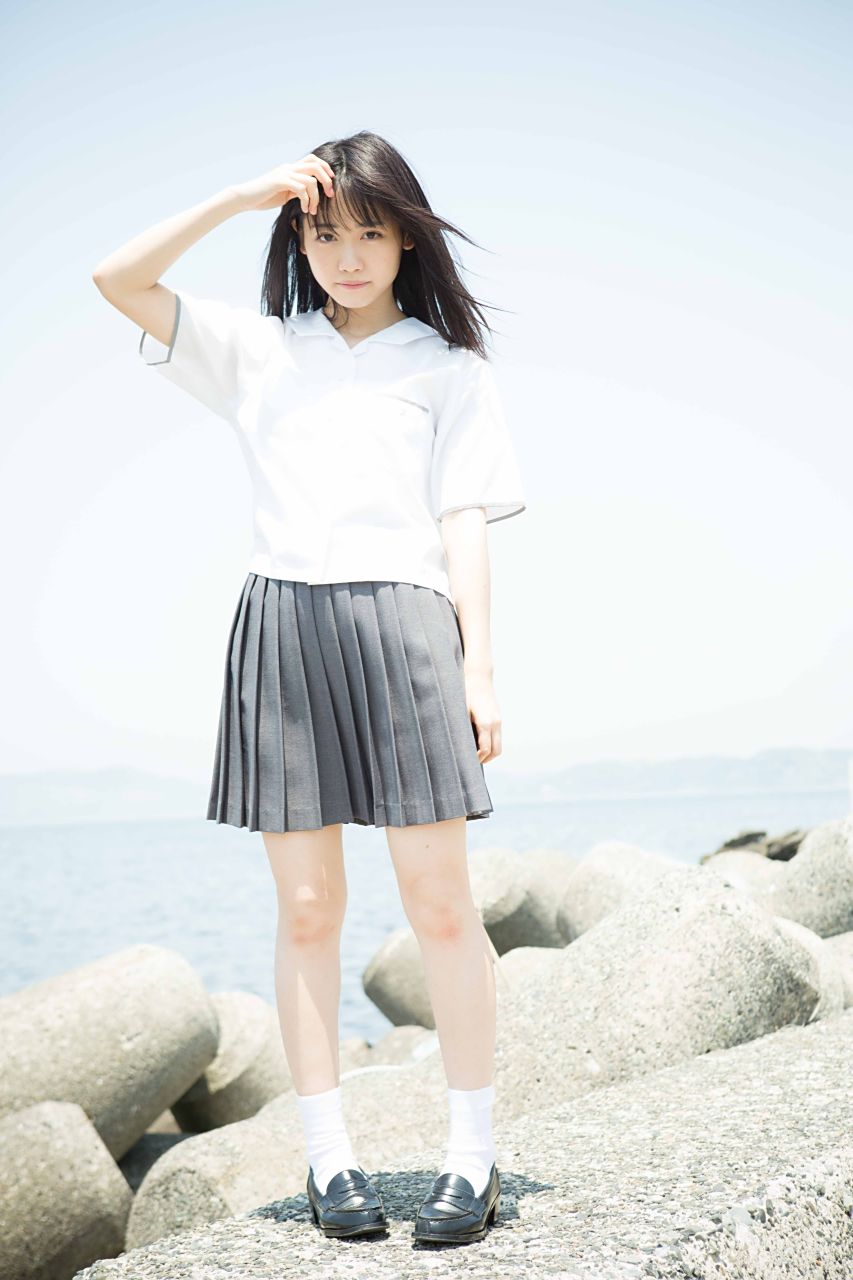 日系少女摄影人像,通常以清新,自然,柔和的色调和光影效果为特点,捕捉