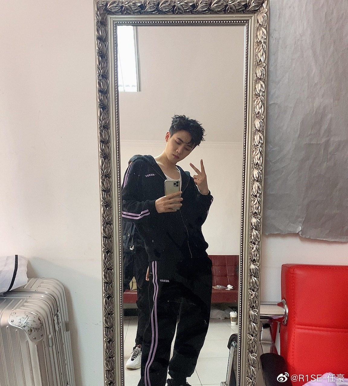 任豪老板点赞# 有网友发现任豪老板"白色系吴平"点赞了一条关于任豪