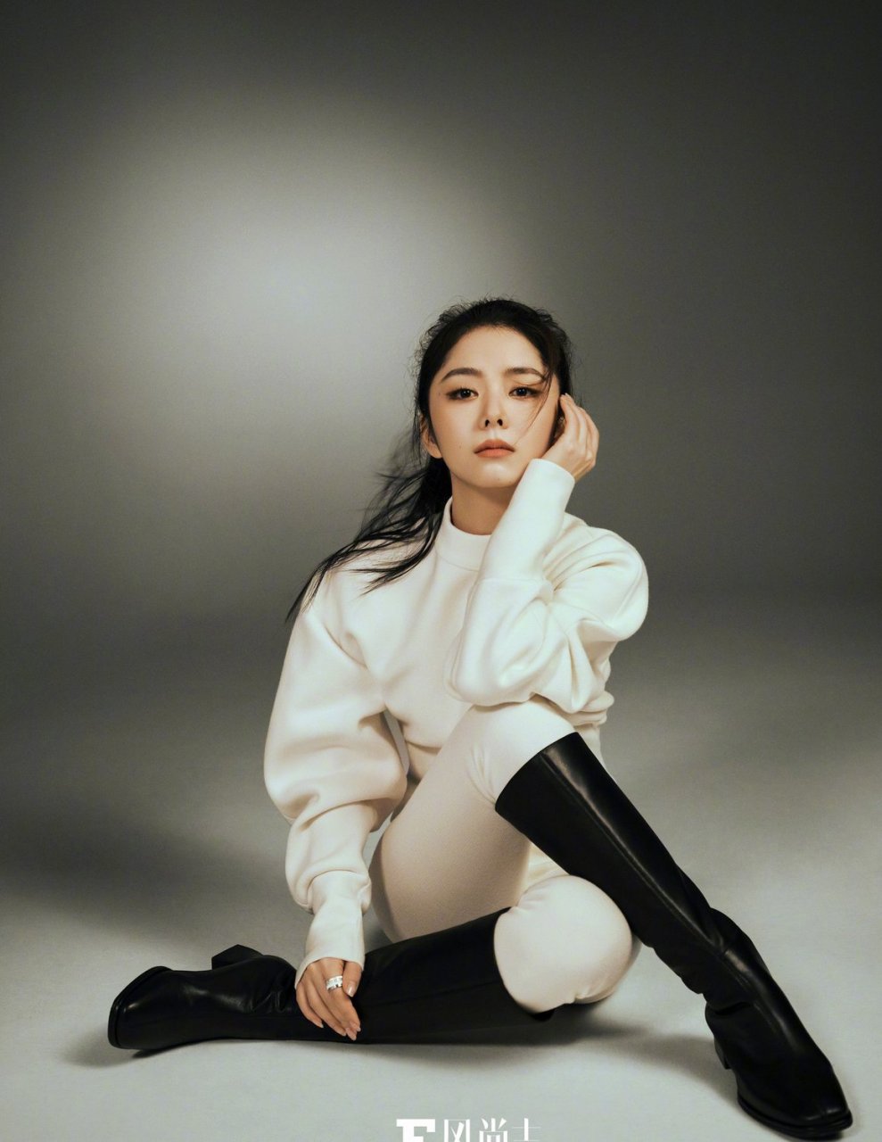 谭松韵seven 《风尚志》十月刊封面释出,高马尾 马术服.