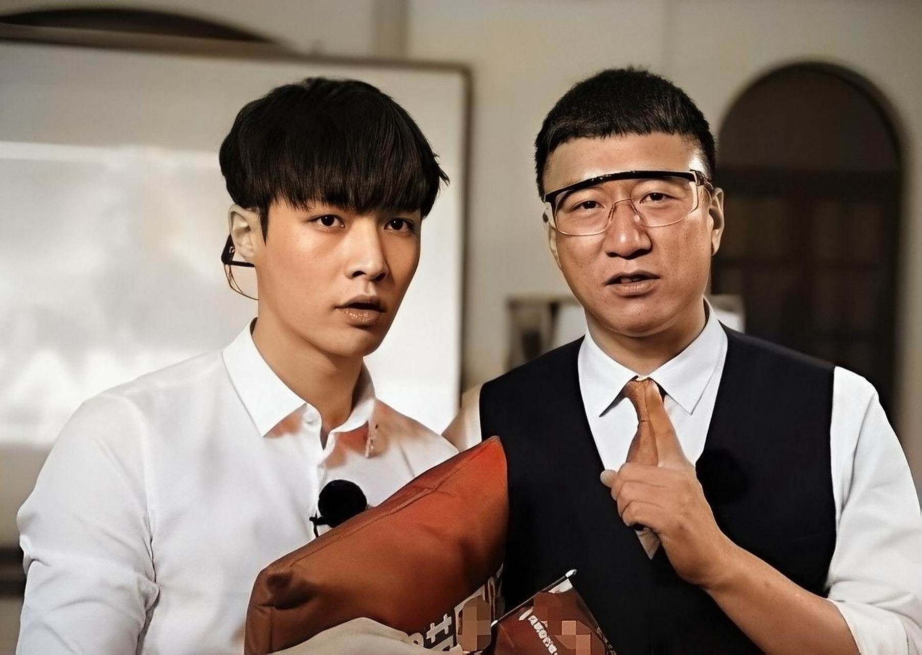 有一次聚餐,孙红雷把张艺兴拉到身边:"艺兴,黄渤,黄磊都在那边,你去