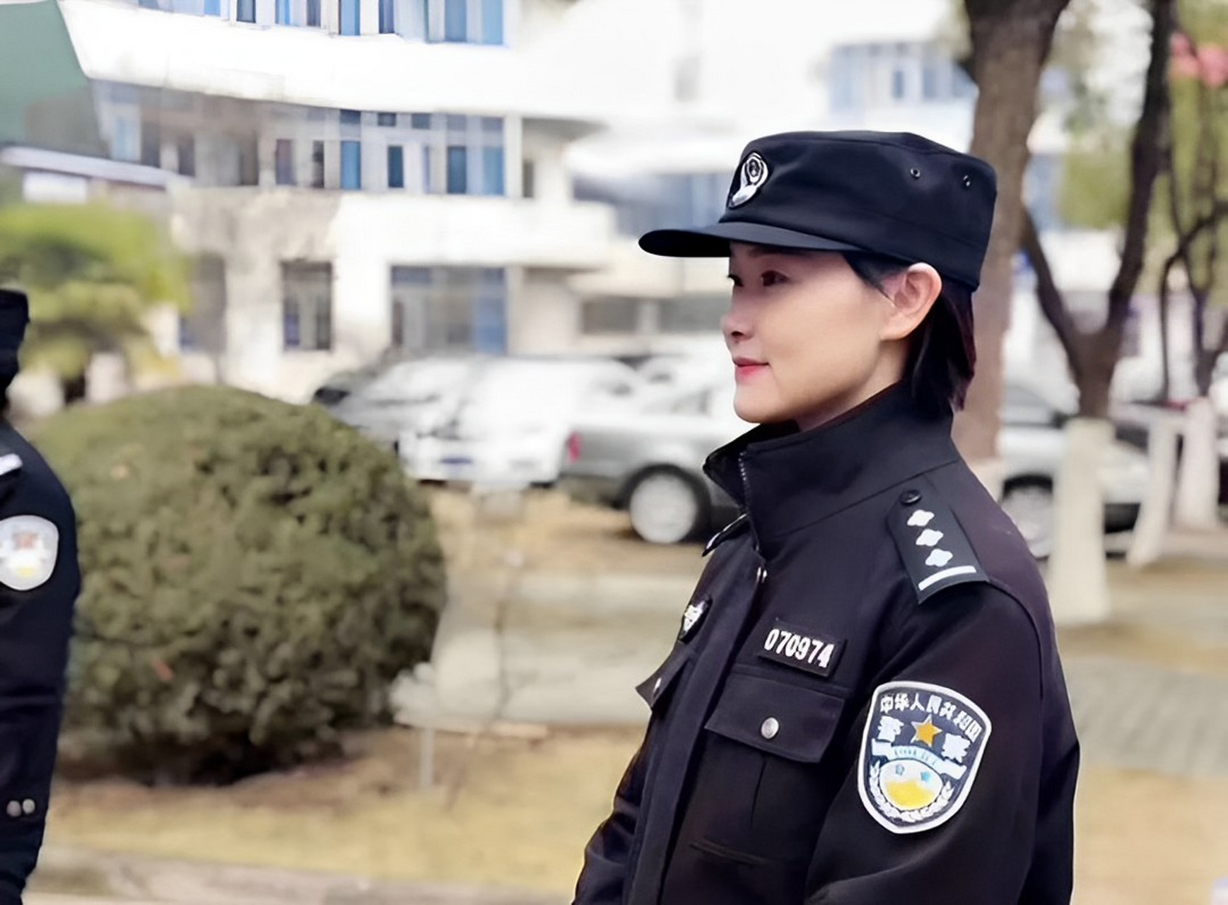 身穿便衣的天津女警在路上看到一名倒地的老大爷,好心将老大爷送去