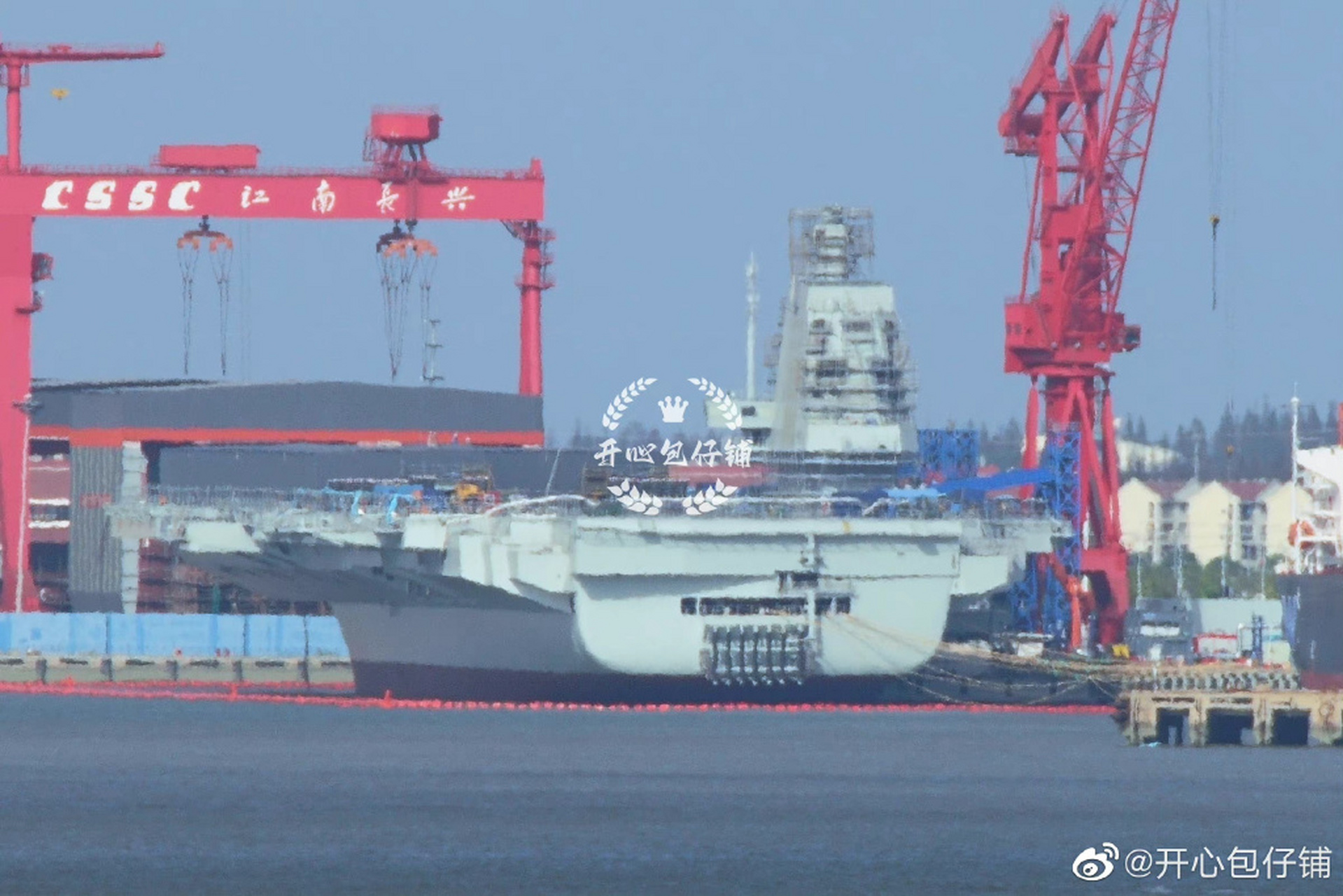 "福建"舰已经展开系泊试验,舰上主要部门都已经到位.