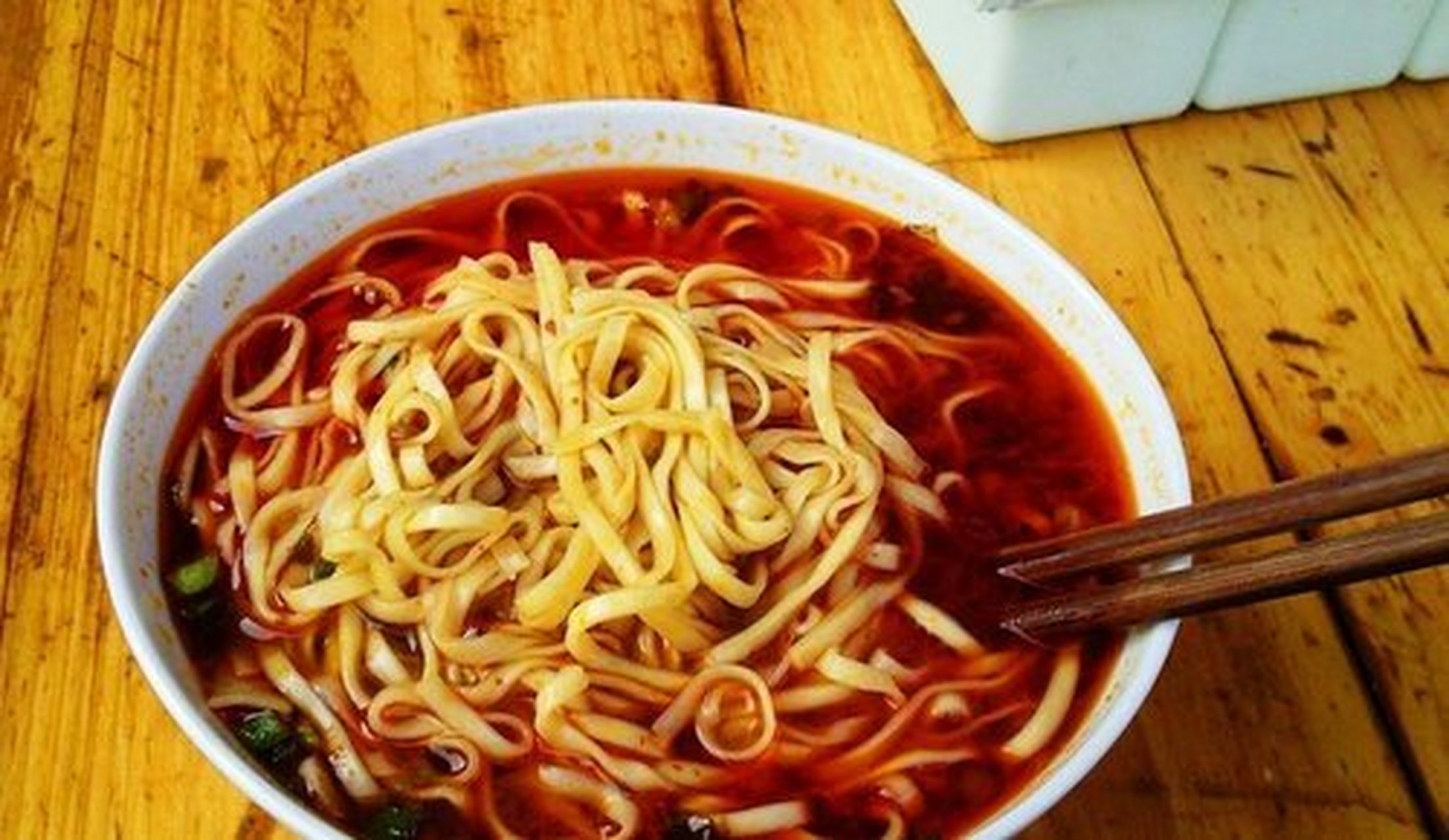 4月放肆吃#红油小面:因为宜昌那边的居民本身也比较喜欢吃辣,所以