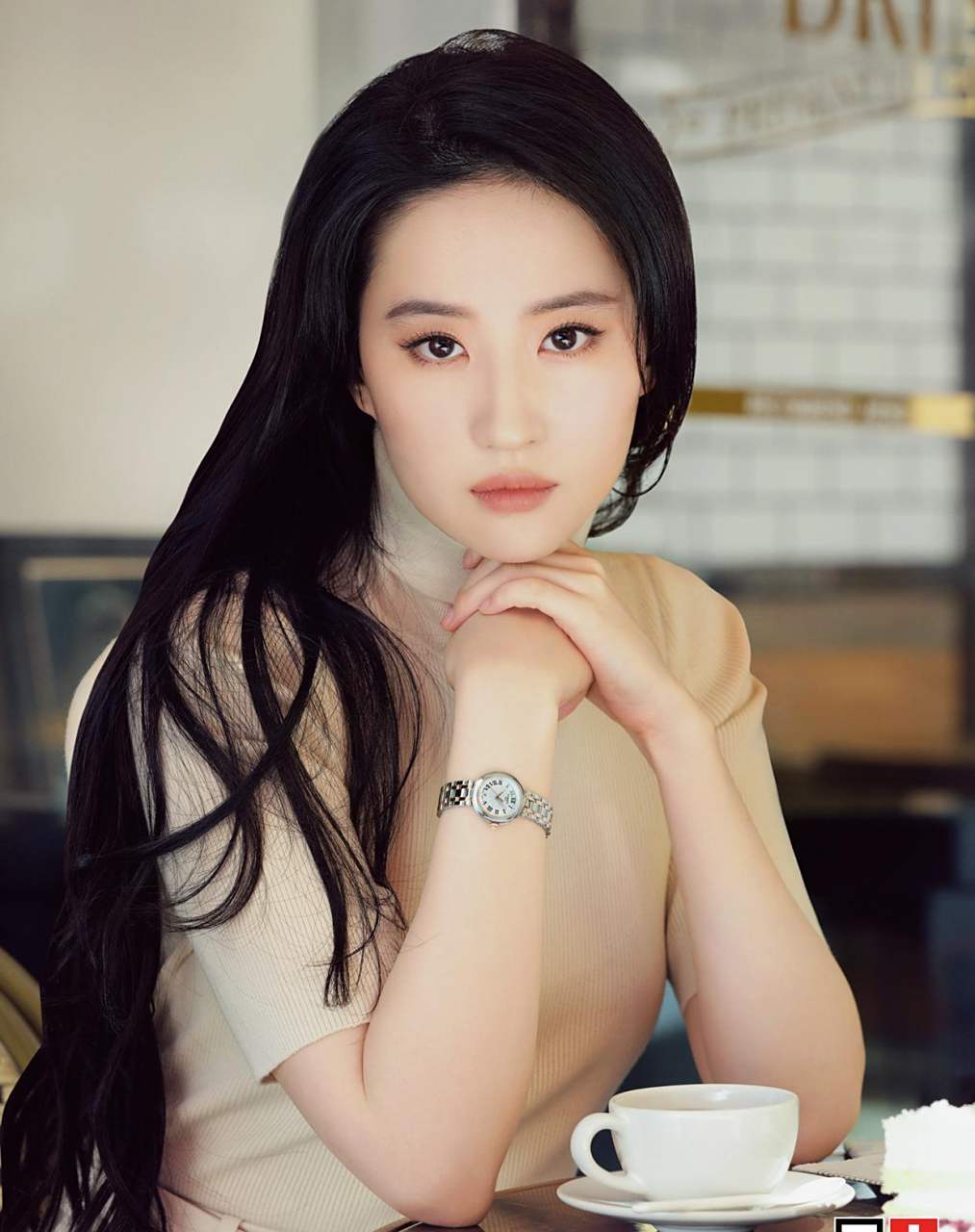 刘亦菲最新高清怼脸拍画报 街角咖啡馆里的优雅娟秀气质女孩.