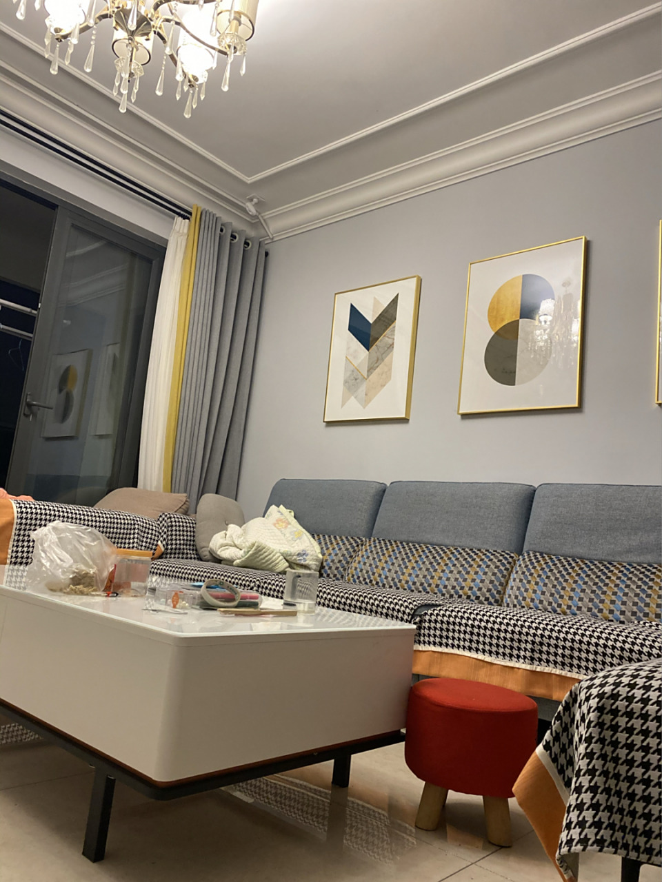 沙发墙上挂着很漂亮的装饰画,可以起到很好的视觉效果,非常开心.