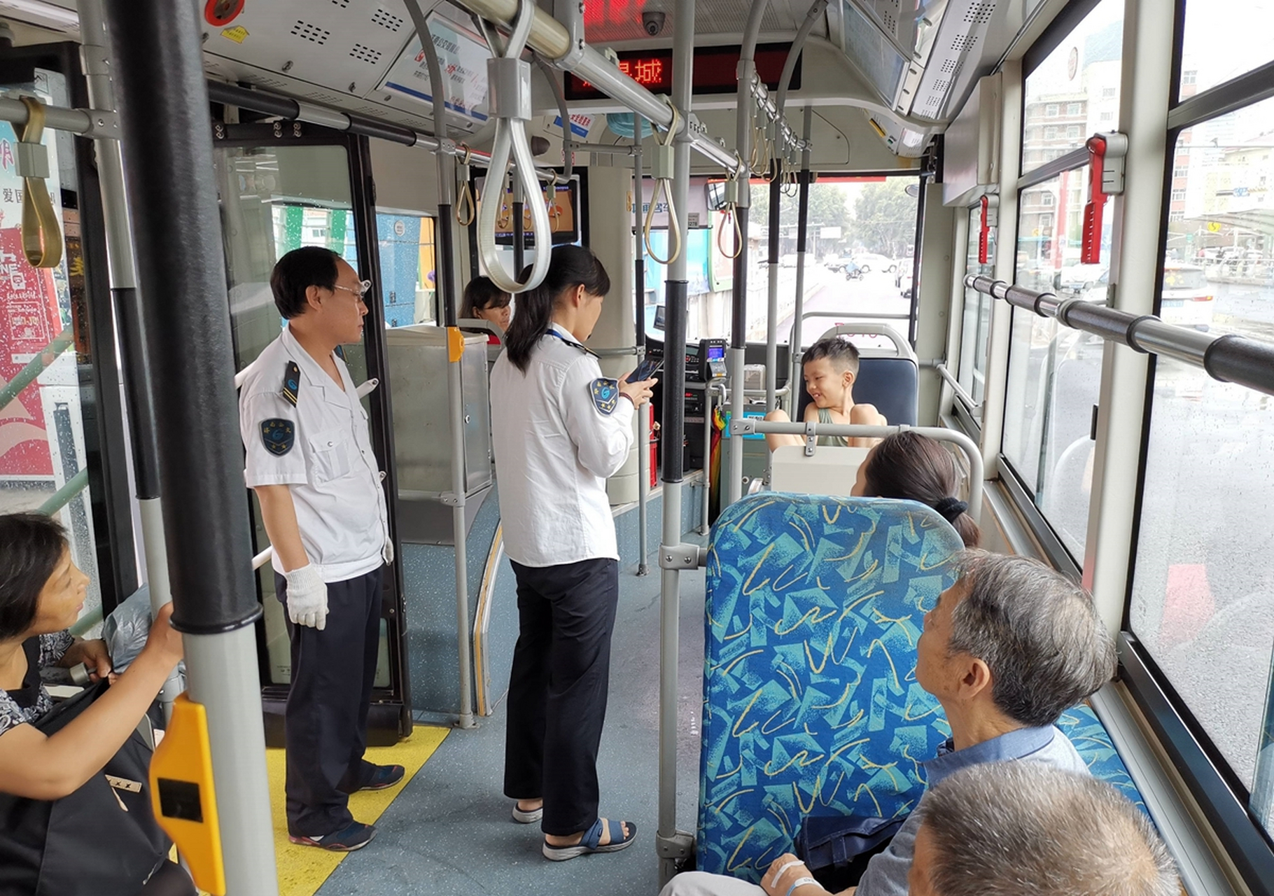 山东的一辆公交车上,乘客纷纷上车,最后一个小男孩上车之后,司机关门