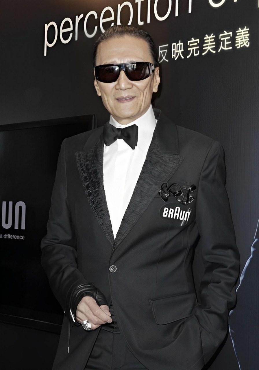 第一个是谢贤.谢贤年轻的时候真的很帅.大家见到他,都要叫他四哥