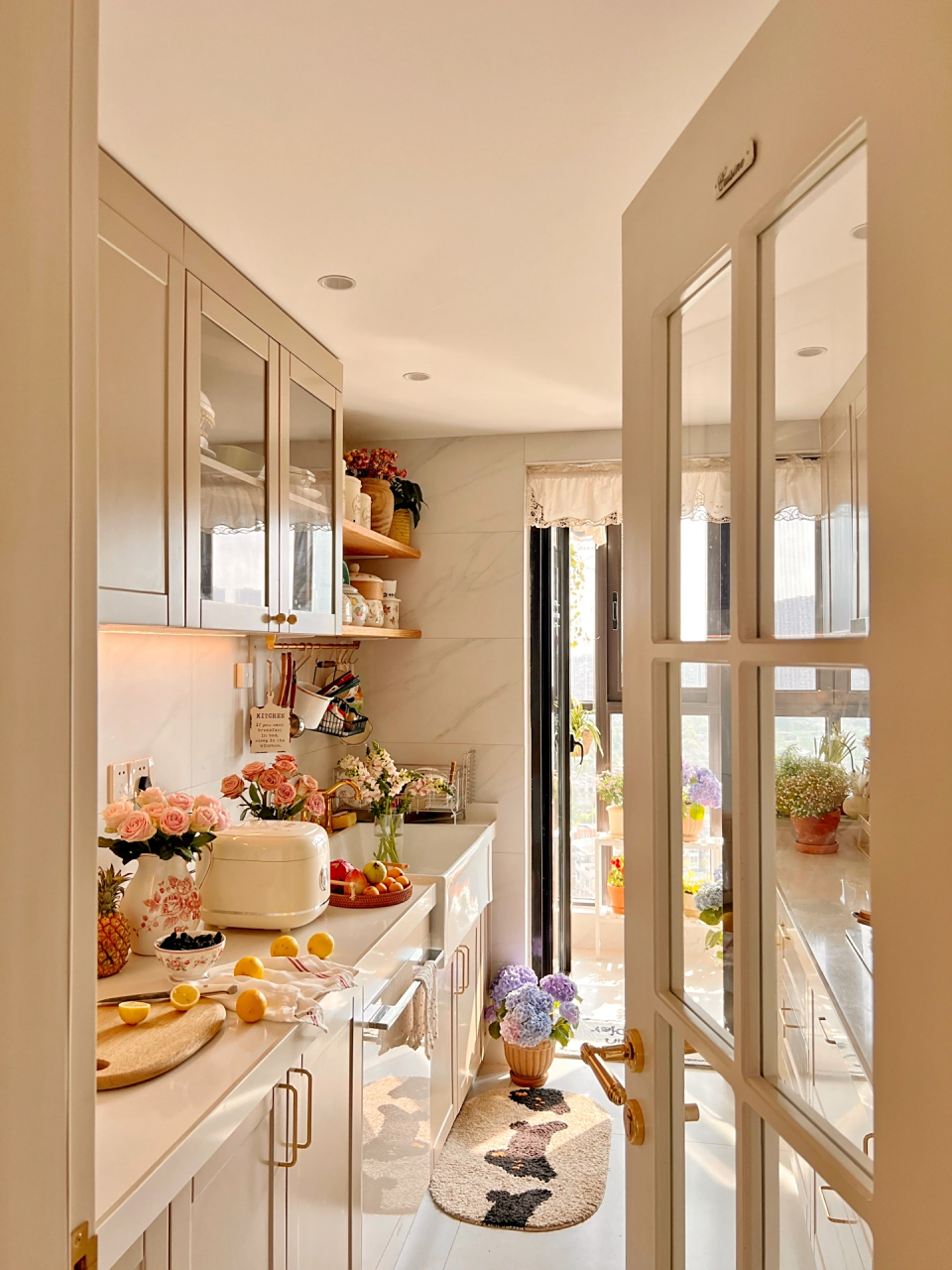 太爱我的法式奶油风厨房啦,虽然不大,但是干净温馨.