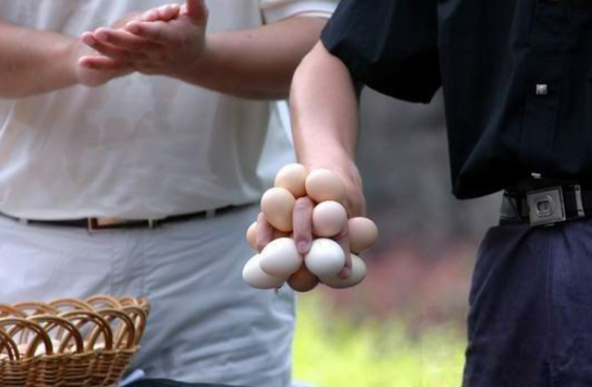 一只手拿10只鸡蛋的牛人