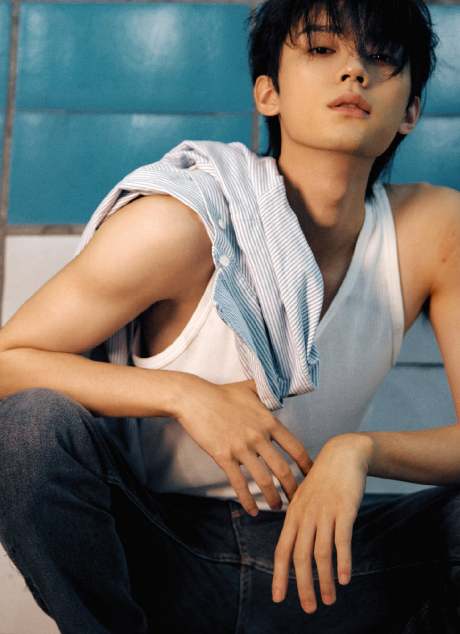 星闻#  周翊然穿白背心,有些痞里痞气,挺帅气的. #周翊然