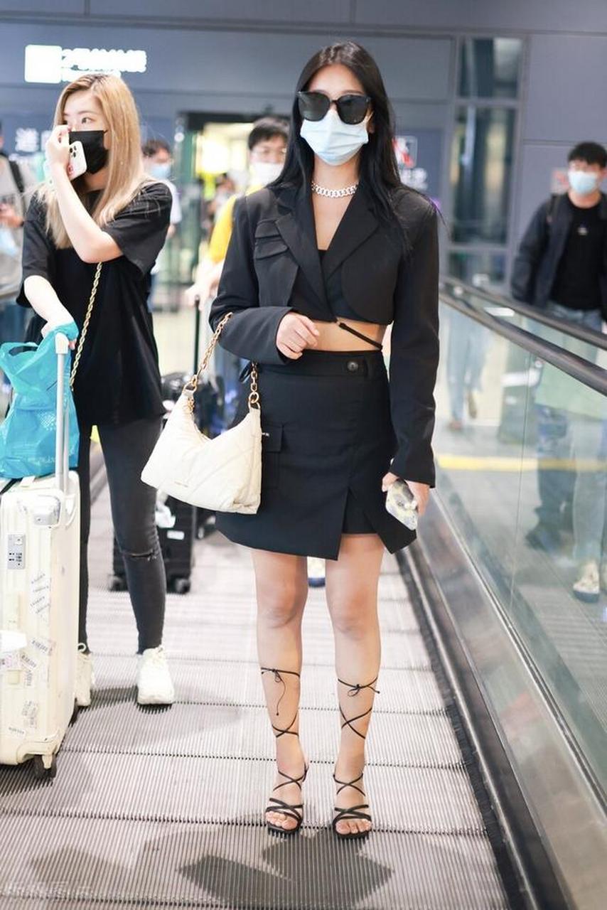 左卓短款西装短裙搭绑带凉鞋飒气性感